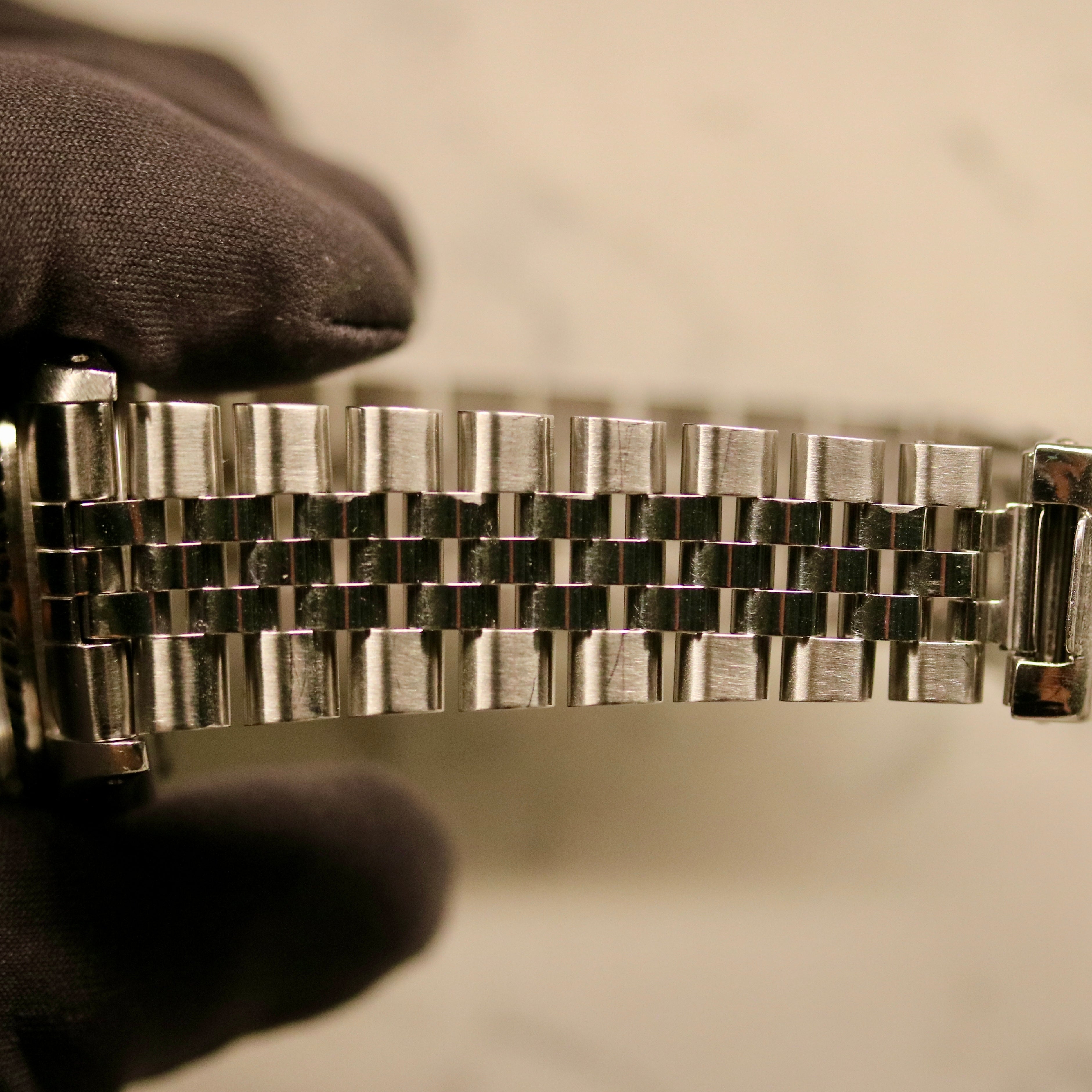 Rolex Datejust 36 ref. 16030 from 1984 in stainless steel with a silver dial, 36mm case, steel bracelet, plexiglass crystal, and automatic movement; detailed product photos showing the watch’s case, dial, bracelet, and condition, available from Klocksalongen with authenticity certificate and warranty.