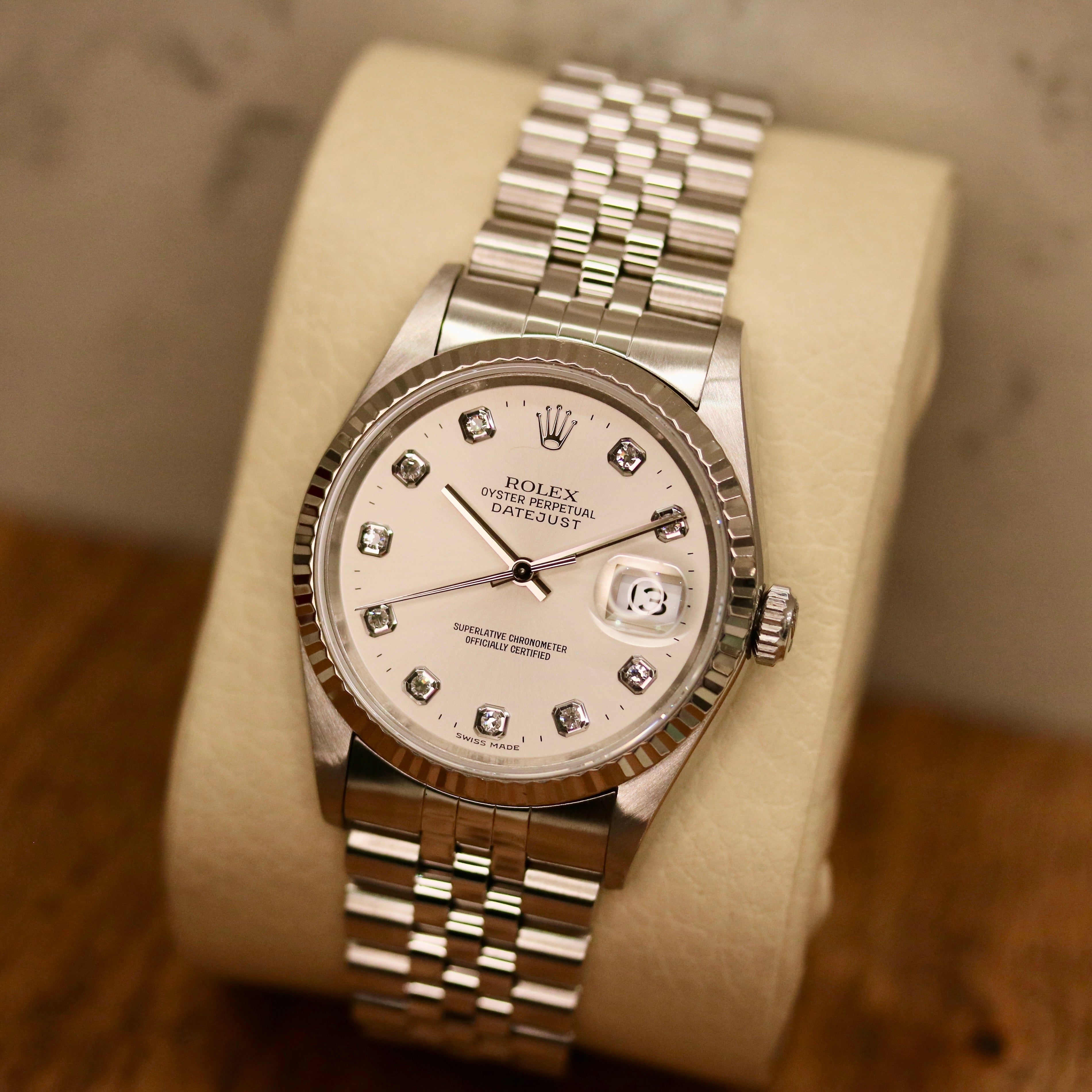 Rolex Datejust 36 ref. 16234 from 1996 featuring a white-gold fluted bezel, stainless-steel case and bracelet, factory silver diamond dial, sapphire crystal, and automatic movement; high-quality photos showing the dial details, bezel, case condition, bracelet, and finishing. Offered by Klocksalongen with authenticity certificate, packaging, and 12-month functional warranty.