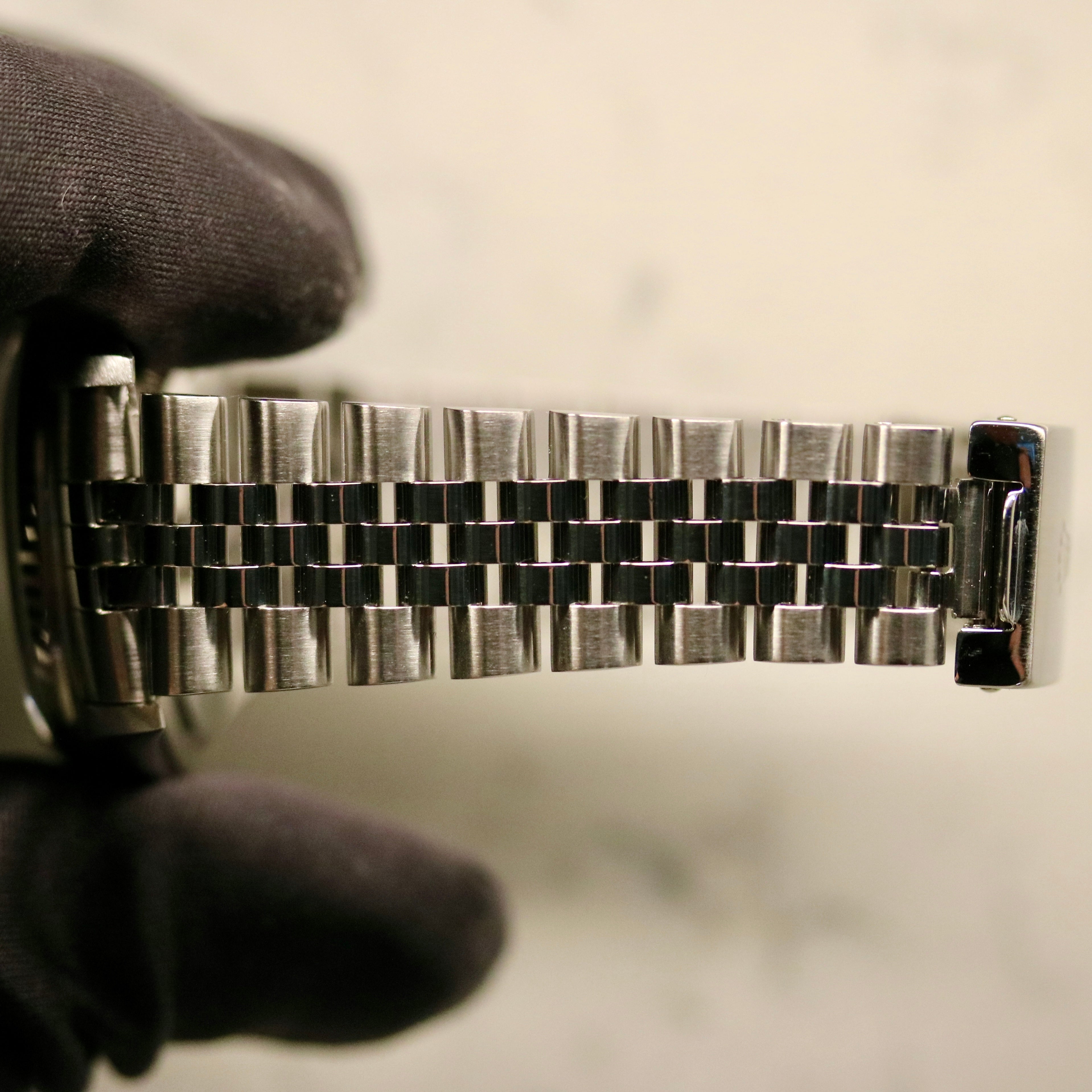 Rolex Datejust 36 ref. 16234 from 2000 with a white-gold fluted bezel and stainless-steel case and bracelet, featuring a factory silver diamond dial, sapphire crystal, automatic movement, and very good condition; detailed product images showing the dial, bezel, bracelet, case profile, and finishing, offered by Klocksalongen with recent polishing and 12-month functional warranty.