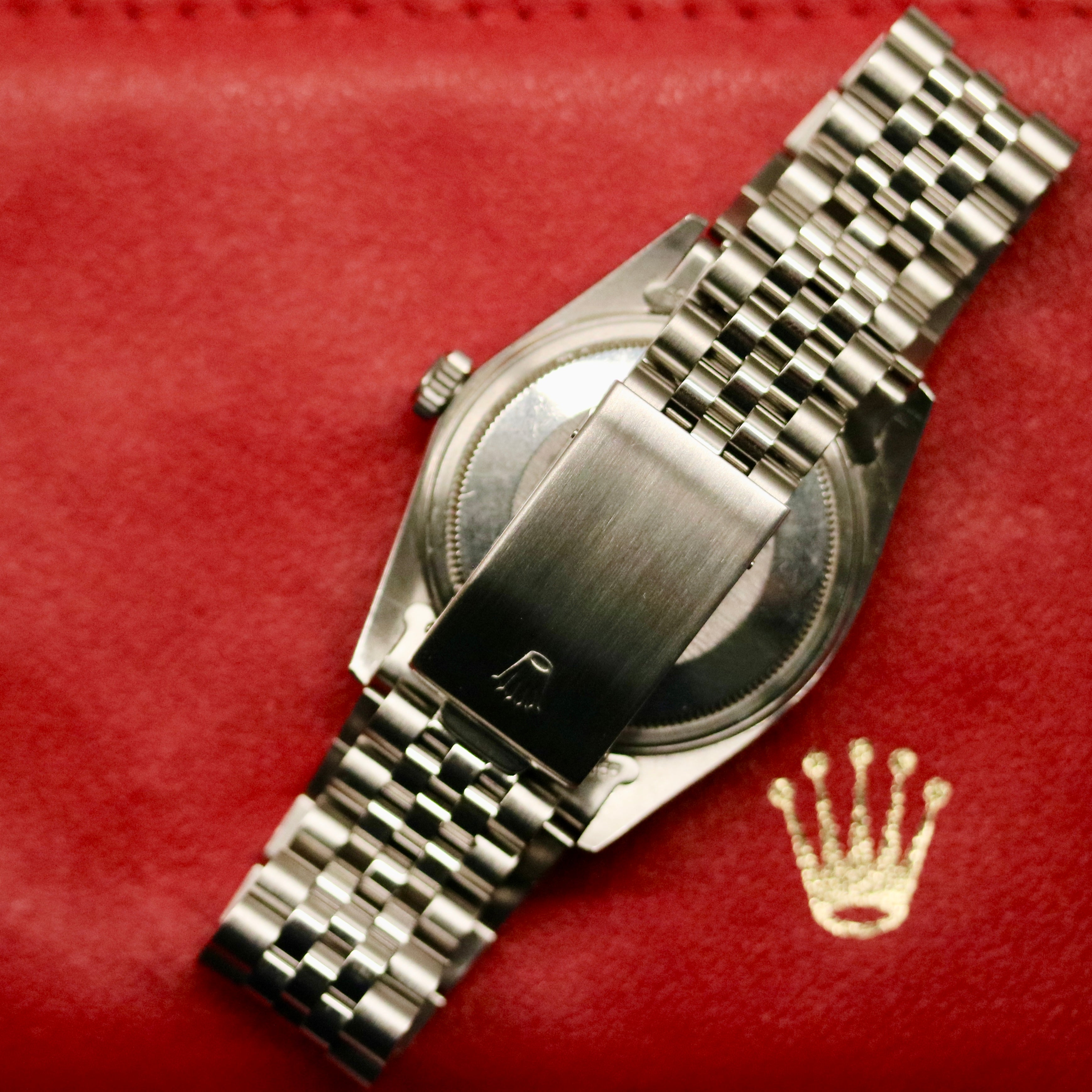 Rolex Datejust 36 ref. 16014 from 1984 with a white-gold fluted bezel and stainless-steel case and bracelet, featuring a silver dial, sapphire crystal, automatic movement, and very good condition; detailed product photos showing the dial, bezel, case profile, bracelet, and overall finishing, offered by Klocksalongen with authenticity certificate and 12-month functional warranty.