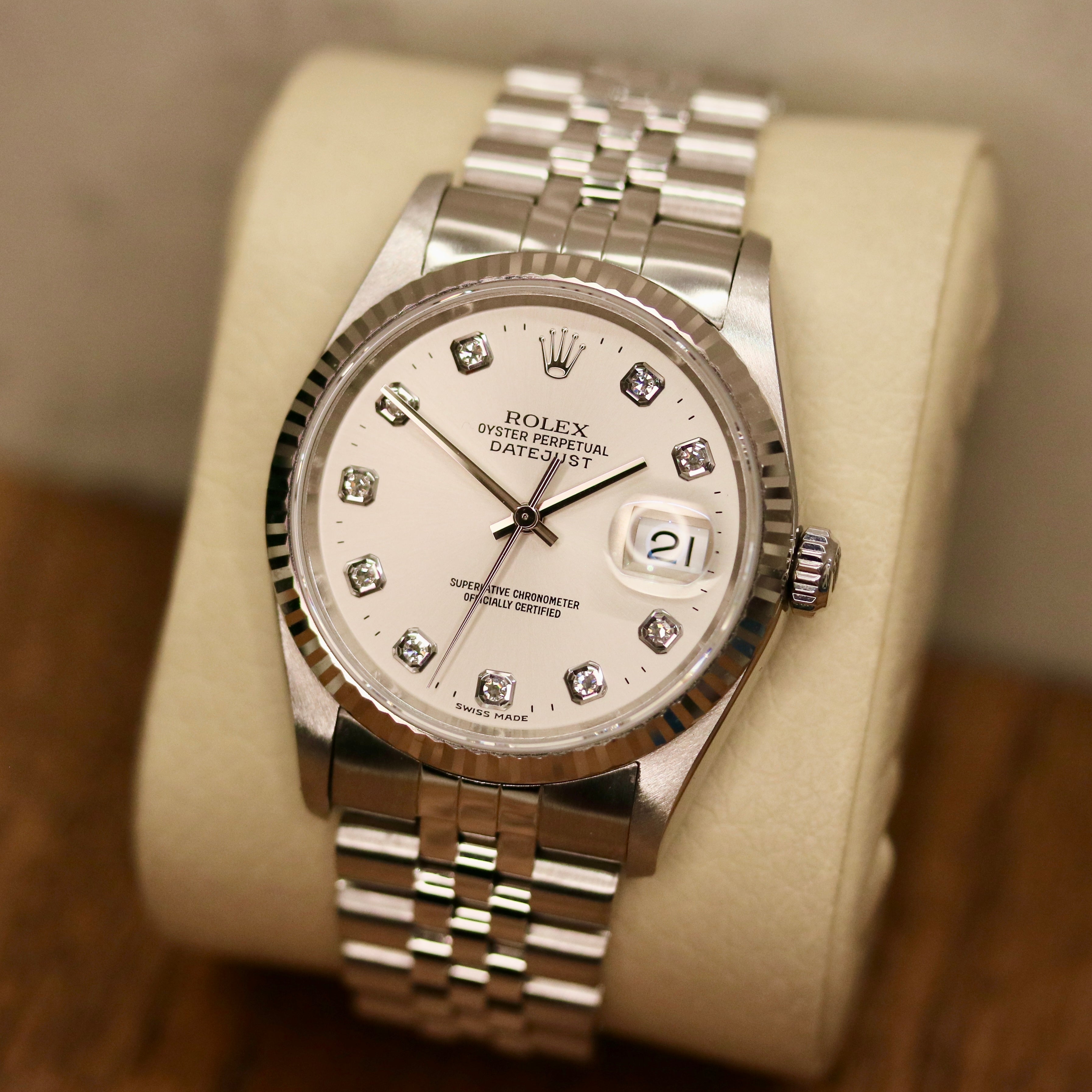 Rolex Datejust 36 ref. 16234 from 2000 with a white-gold fluted bezel and stainless-steel case and bracelet, featuring a factory silver diamond dial, sapphire crystal, automatic movement, and very good condition; detailed product images showing the dial, bezel, bracelet, case profile, and finishing, offered by Klocksalongen with recent polishing and 12-month functional warranty.