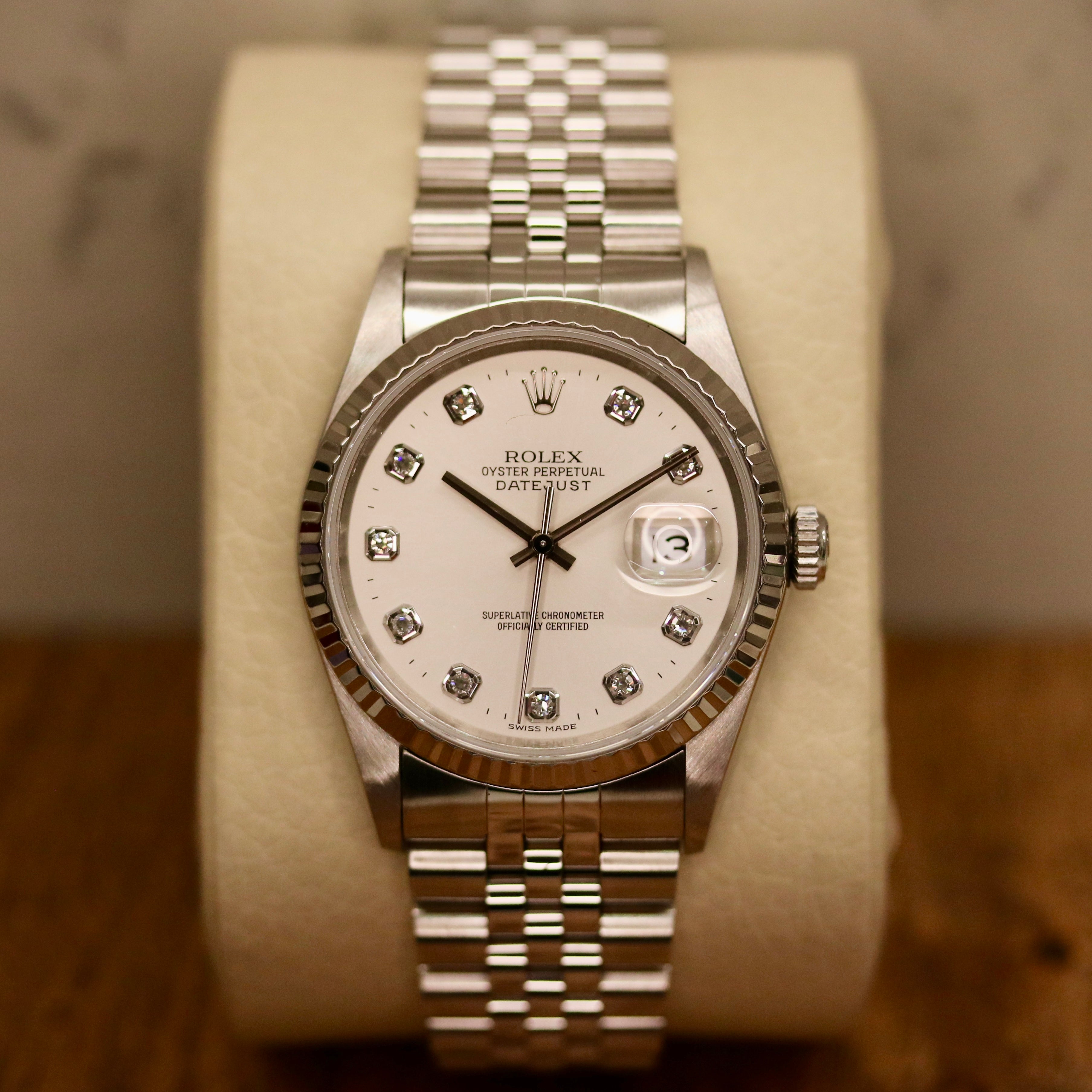 Rolex Datejust 36 ref. 16234 from 1996 featuring a white-gold fluted bezel, stainless-steel case and bracelet, factory silver diamond dial, sapphire crystal, and automatic movement; high-quality photos showing the dial details, bezel, case condition, bracelet, and finishing. Offered by Klocksalongen with authenticity certificate, packaging, and 12-month functional warranty.