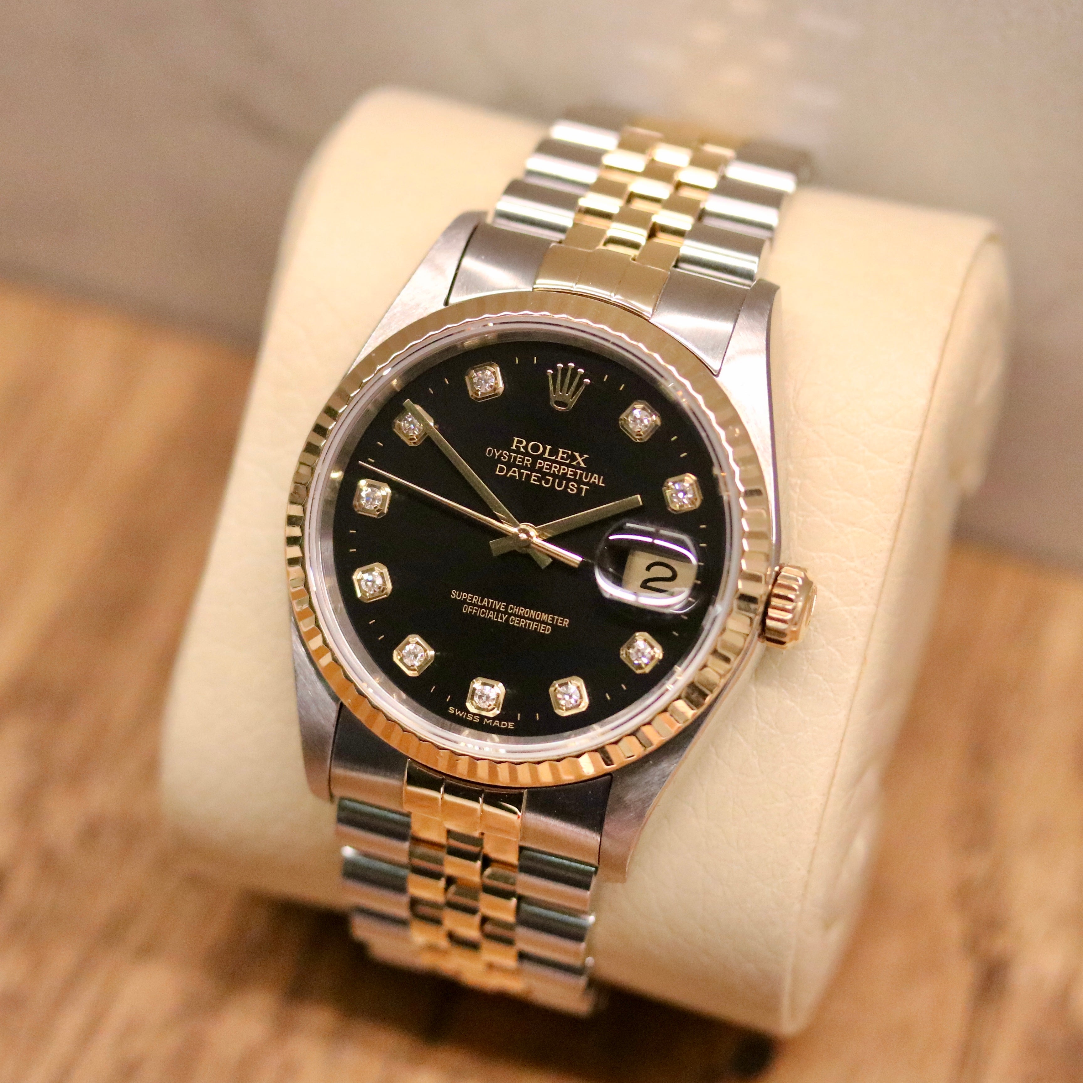 Rolex Datejust 36 ref. 16233 from 2000 in gold and steel with a factory black diamond dial, 36mm case, Jubilee bracelet, sapphire crystal, and automatic movement; detailed product photos showing the case, dial, bracelet, and overall very good condition, offered by Klocksalongen with polishing and 12-month functional warranty.