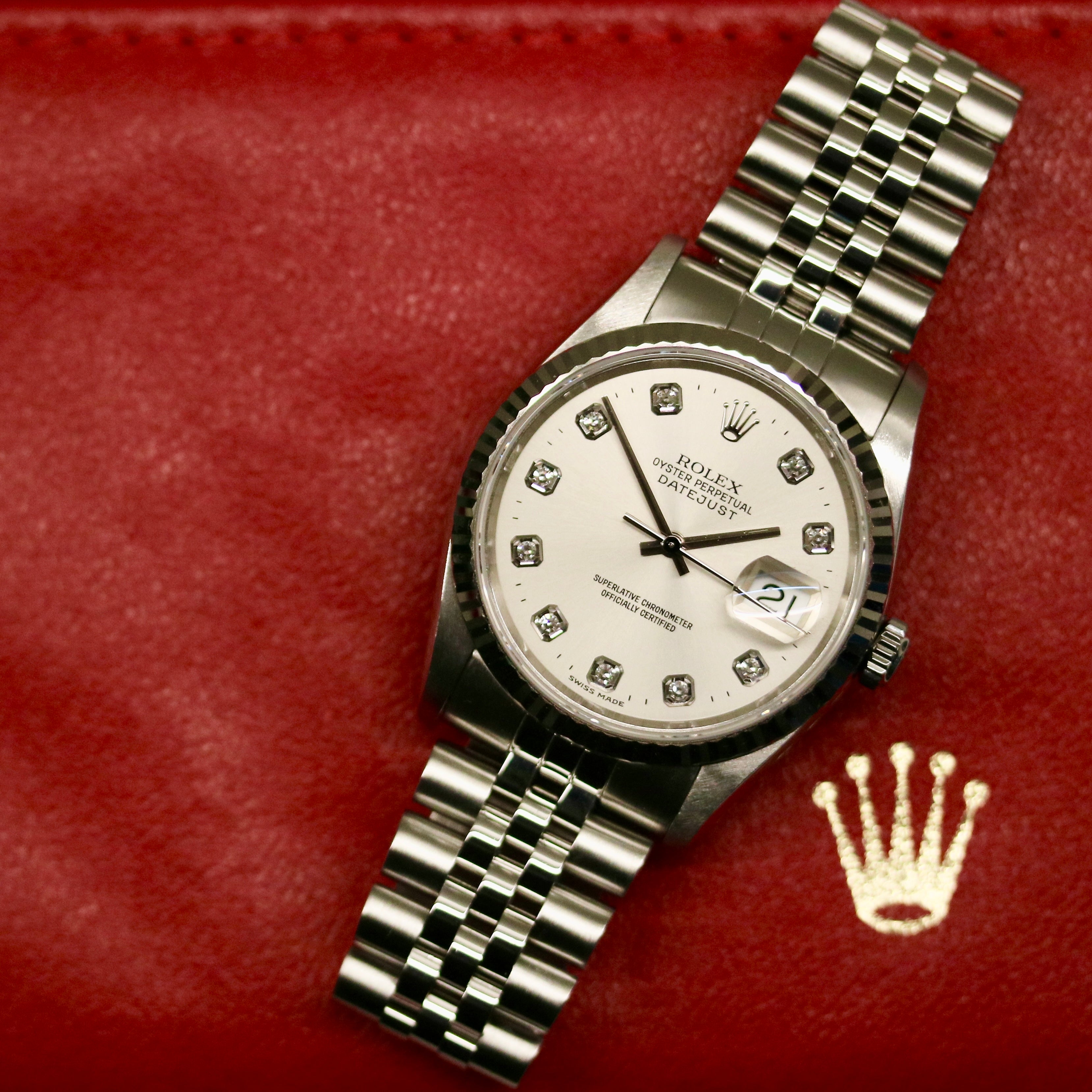 Rolex Datejust 36 ref. 16234 from 2000 with a white-gold fluted bezel and stainless-steel case and bracelet, featuring a factory silver diamond dial, sapphire crystal, automatic movement, and very good condition; detailed product images showing the dial, bezel, bracelet, case profile, and finishing, offered by Klocksalongen with recent polishing and 12-month functional warranty.