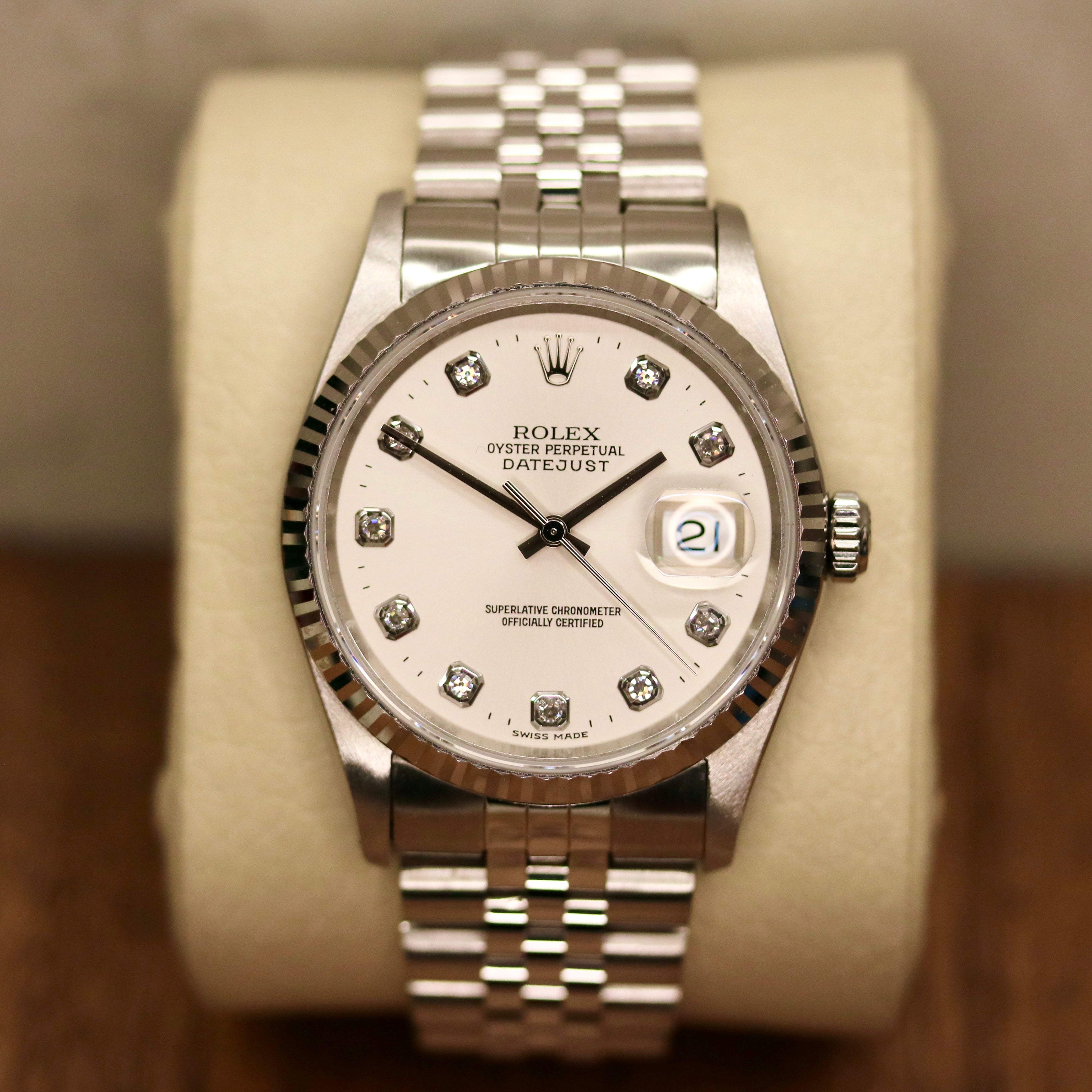 Rolex Datejust 36 ref. 16234 from 2000 with a white-gold fluted bezel and stainless-steel case and bracelet, featuring a factory silver diamond dial, sapphire crystal, automatic movement, and very good condition; detailed product images showing the dial, bezel, bracelet, case profile, and finishing, offered by Klocksalongen with recent polishing and 12-month functional warranty.