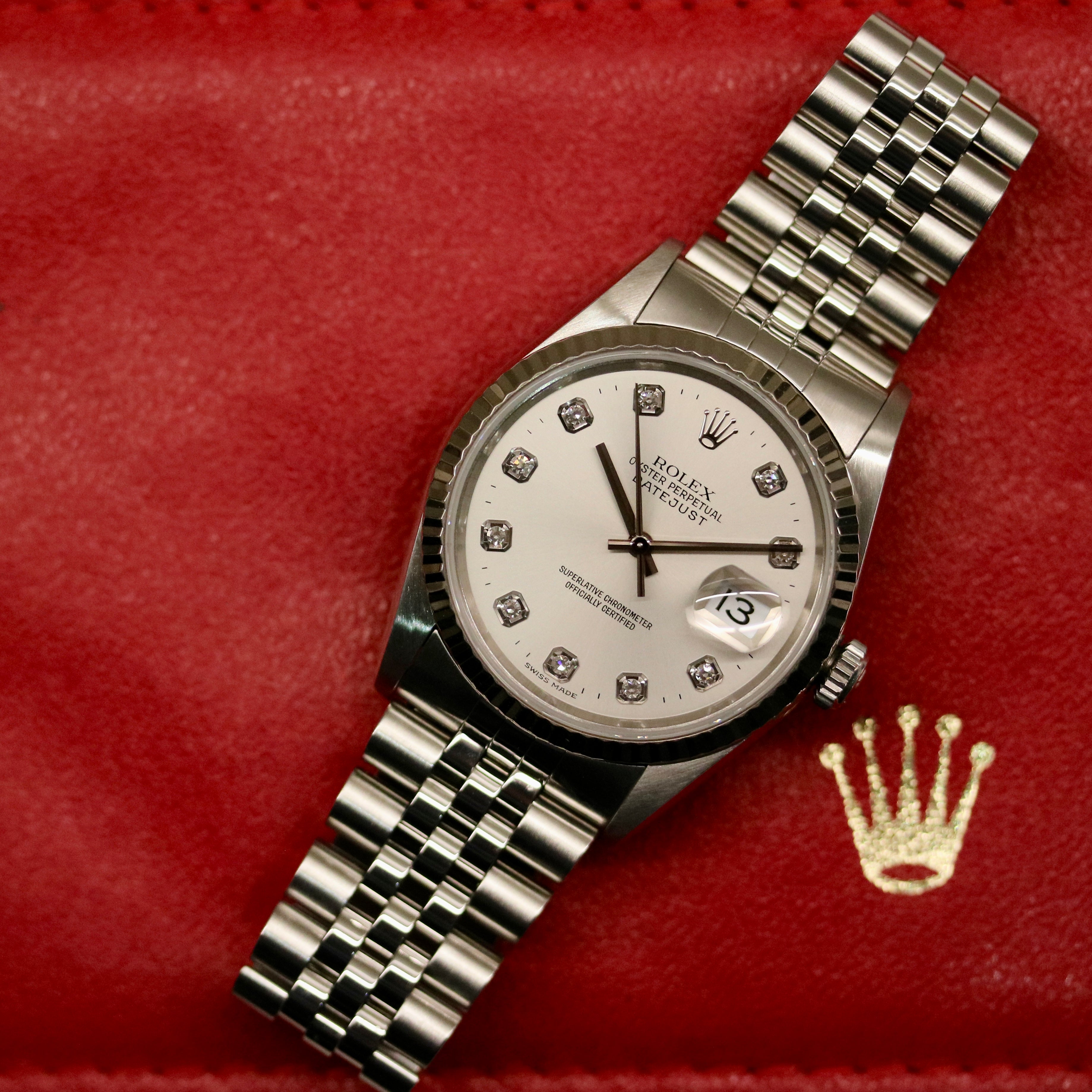 Rolex Datejust 36 ref. 16234 from 1996 featuring a white-gold fluted bezel, stainless-steel case and bracelet, factory silver diamond dial, sapphire crystal, and automatic movement; high-quality photos showing the dial details, bezel, case condition, bracelet, and finishing. Offered by Klocksalongen with authenticity certificate, packaging, and 12-month functional warranty.