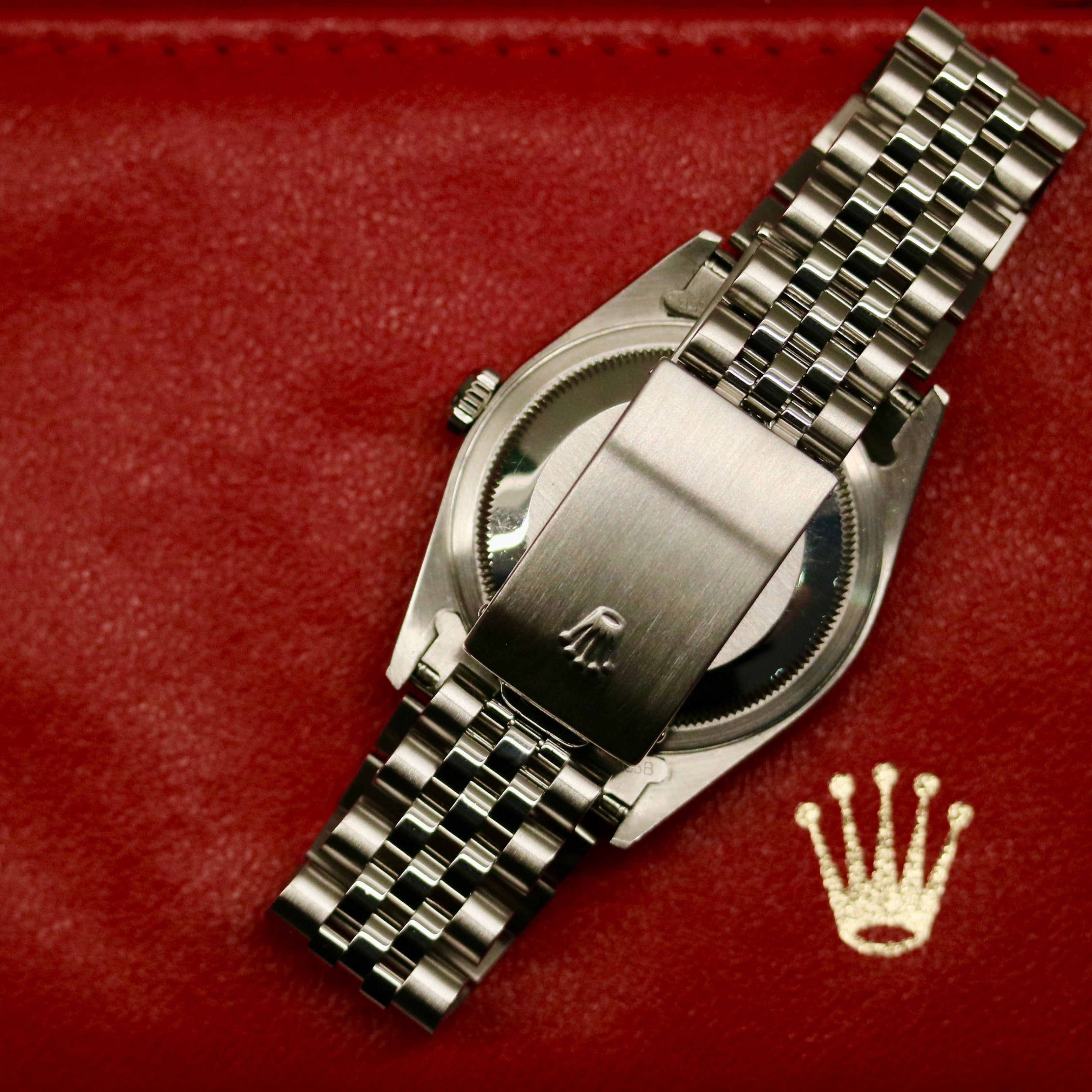 Rolex Datejust 36 ref. 16234 from 2000 with a white-gold fluted bezel and stainless-steel case and bracelet, featuring a factory silver diamond dial, sapphire crystal, automatic movement, and very good condition; detailed product images showing the dial, bezel, bracelet, case profile, and finishing, offered by Klocksalongen with recent polishing and 12-month functional warranty.