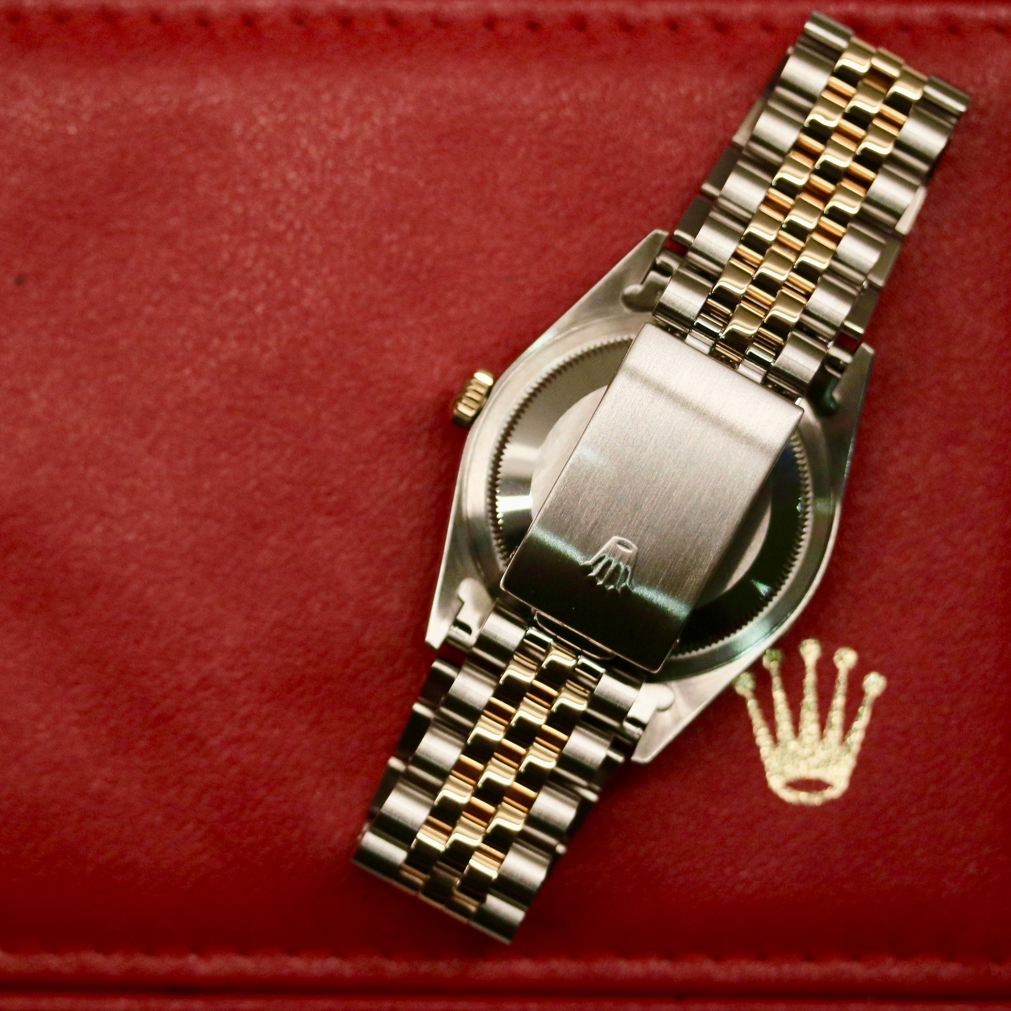 Rolex Datejust 36 ref. 16233 from 2003 in two-tone steel and yellow gold with a champagne Roman numeral dial, 36mm case, Jubilee bracelet, sapphire crystal, and automatic movement. Detailed product photos showing the fluted yellow-gold bezel, Roman hour markers, bracelet links, clasp, and overall condition. Includes original Hong Kong 2003 certificate, box, and tag, offered by Klocksalongen with a 12-month functional warranty.