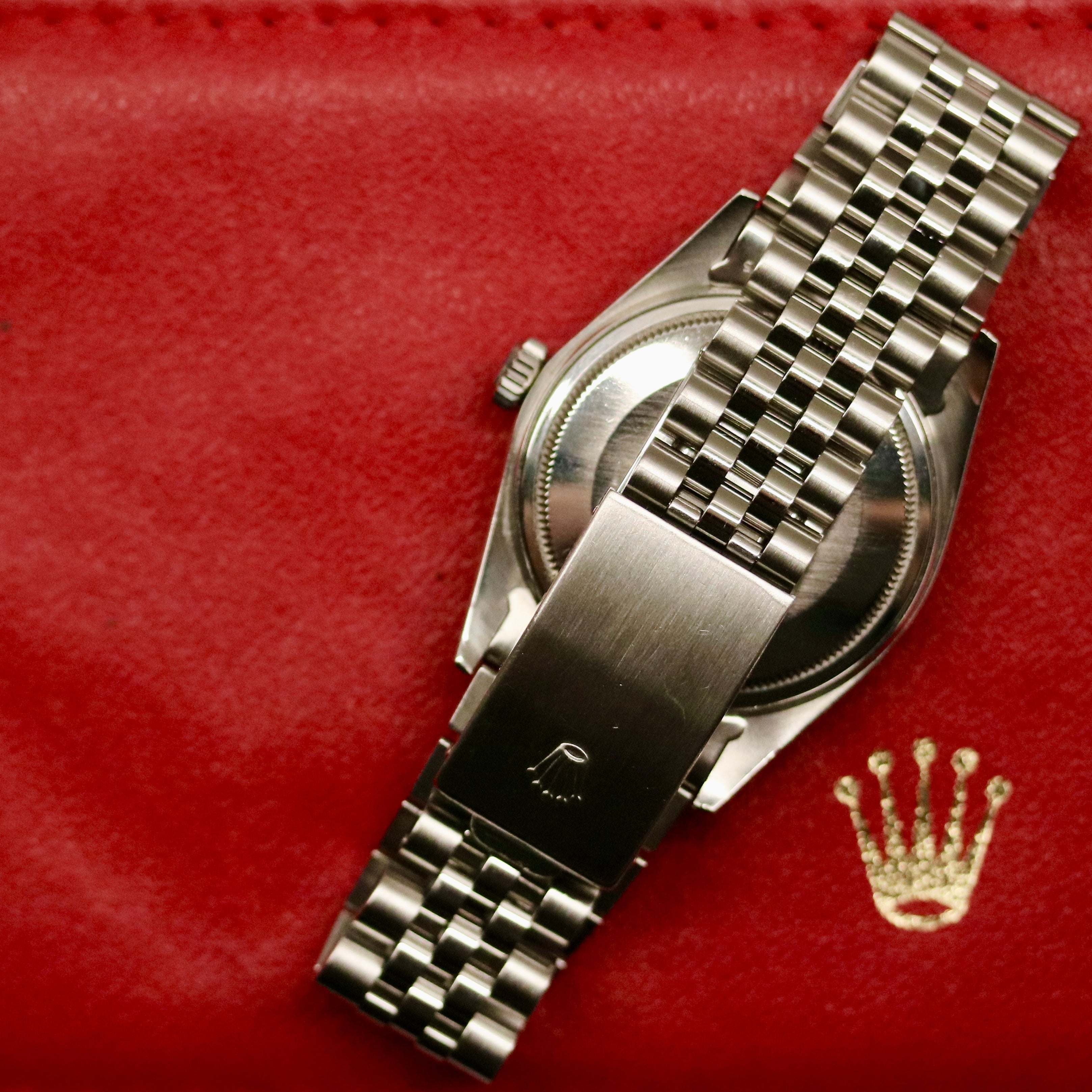 Rolex Datejust 36 ref. 16030 from 1984 in stainless steel with a silver dial, 36mm case, steel bracelet, plexiglass crystal, and automatic movement; detailed product photos showing the watch’s case, dial, bracelet, and condition, available from Klocksalongen with authenticity certificate and warranty.