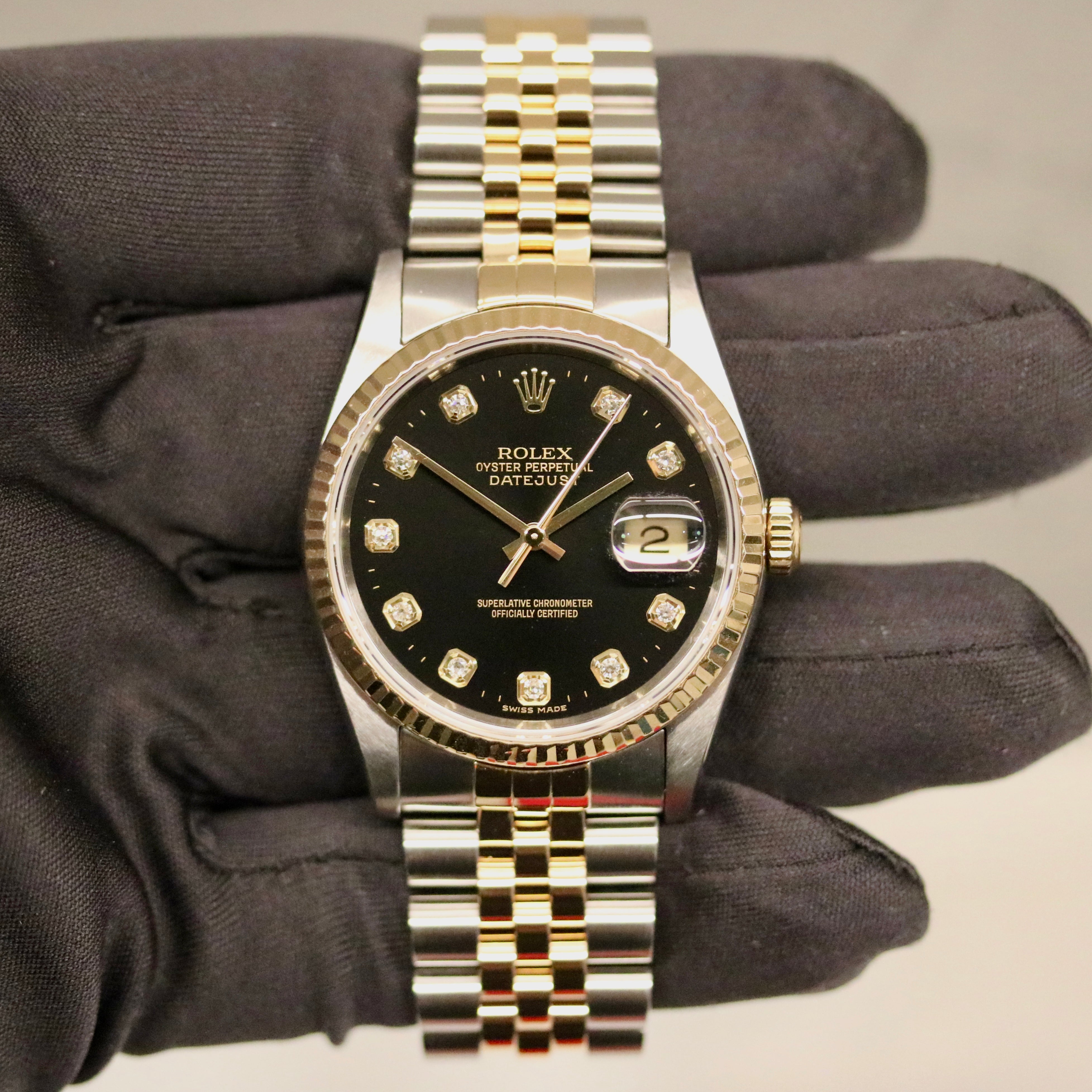 Rolex Datejust 36 ref. 16233 from 2000 in gold and steel with a factory black diamond dial, 36mm case, Jubilee bracelet, sapphire crystal, and automatic movement; detailed product photos showing the case, dial, bracelet, and overall very good condition, offered by Klocksalongen with polishing and 12-month functional warranty.
