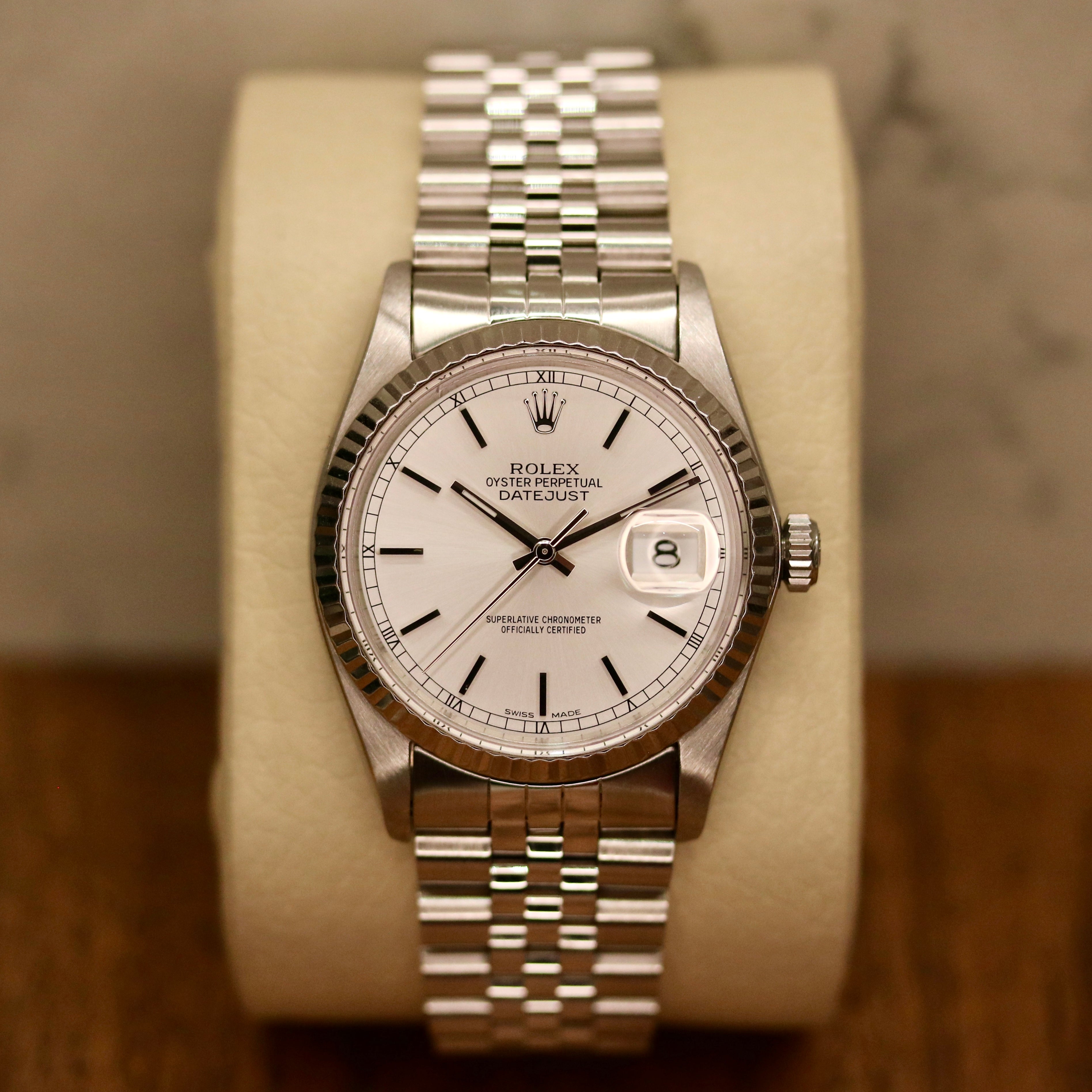 Rolex Datejust 36 ref. 16014 from 1984 with a white-gold fluted bezel and stainless-steel case and bracelet, featuring a silver dial, sapphire crystal, automatic movement, and very good condition; detailed product photos showing the dial, bezel, case profile, bracelet, and overall finishing, offered by Klocksalongen with authenticity certificate and 12-month functional warranty.
