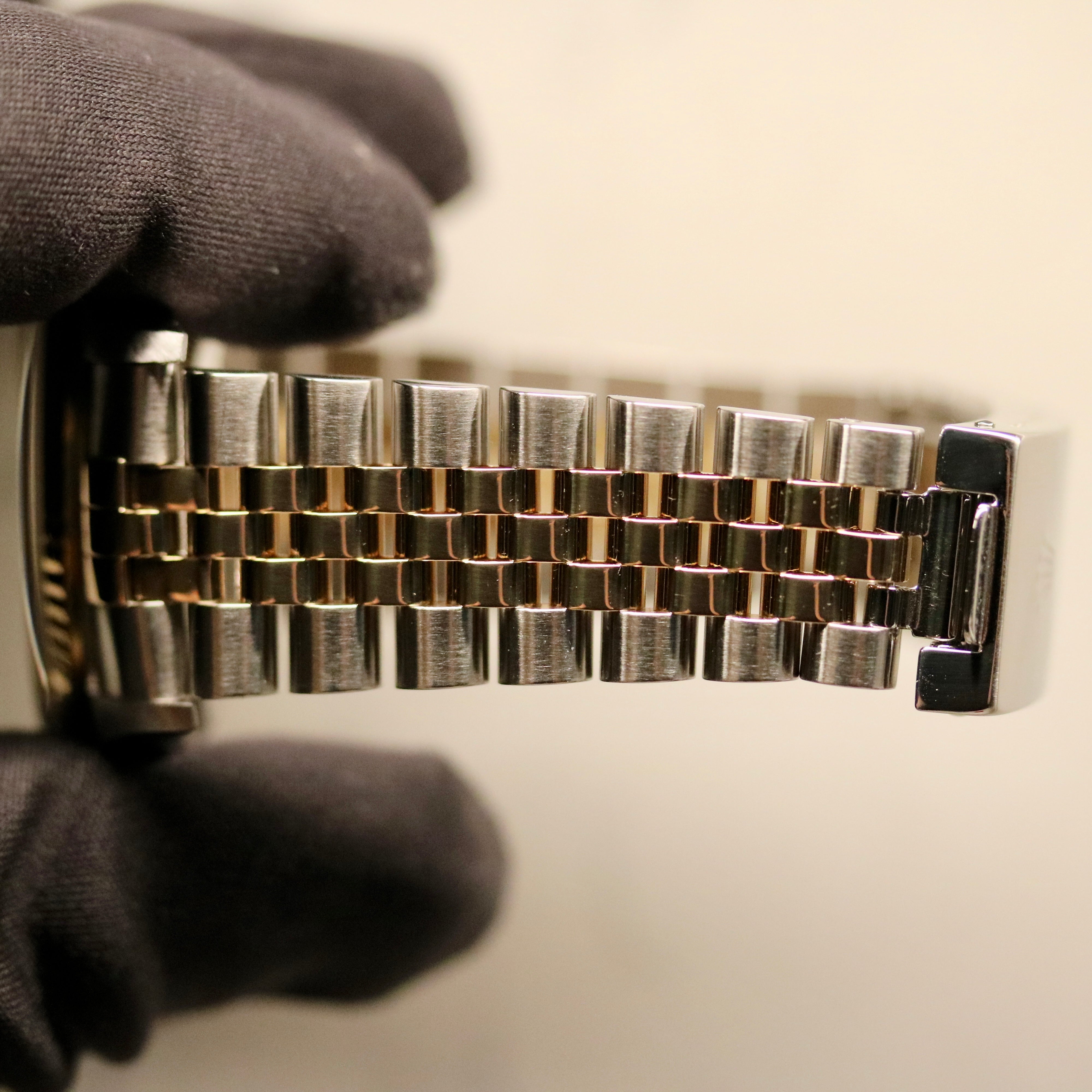 Rolex Datejust 36 ref. 16233 from 2000 in gold and steel with a factory black diamond dial, 36mm case, Jubilee bracelet, sapphire crystal, and automatic movement; detailed product photos showing the case, dial, bracelet, and overall very good condition, offered by Klocksalongen with polishing and 12-month functional warranty.