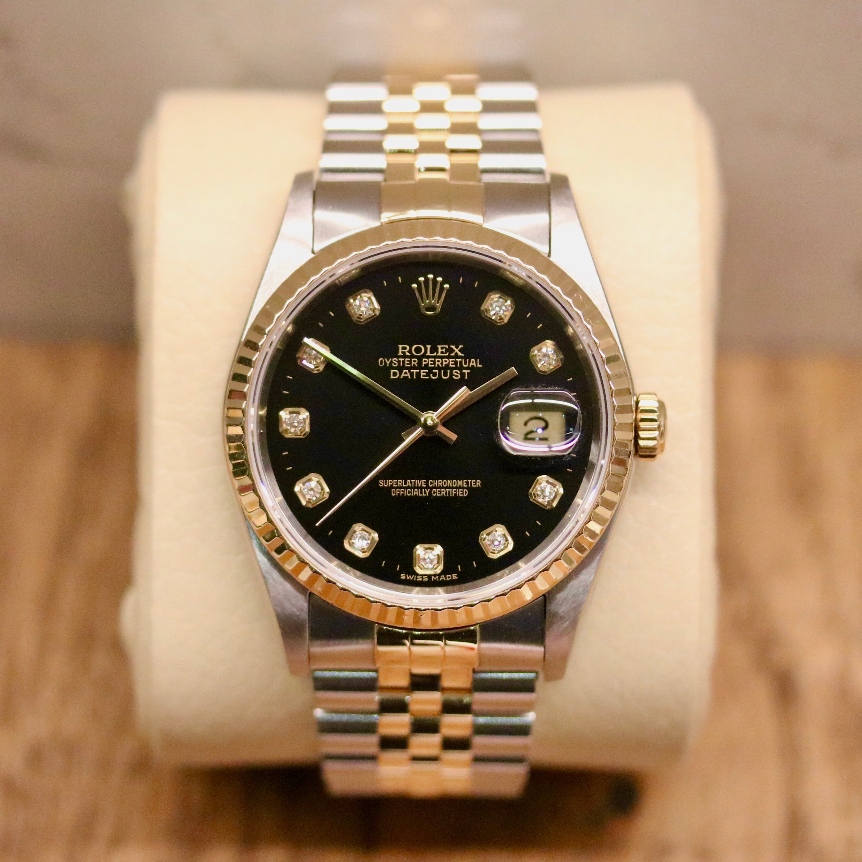 Rolex Datejust 36 ref. 16233 from 2000 in gold and steel with a factory black diamond dial, 36mm case, Jubilee bracelet, sapphire crystal, and automatic movement; detailed product photos showing the case, dial, bracelet, and overall very good condition, offered by Klocksalongen with polishing and 12-month functional warranty.