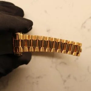 Rolex Datejust 31 ref. 68238 from 2000 in solid yellow gold with factory diamond-set bezel and a factory champagne big diamond dial, 31mm case, President bracelet, sapphire crystal, and automatic movement. Excellent condition, freshly serviced, and complete with original 2000 Spain certificate, box, booklets, and tag. Detailed product photos showing the diamond bezel, large diamond markers, gold case, bracelet, clasp, and finishing, offered by Klocksalongen with a 12-month service warranty.