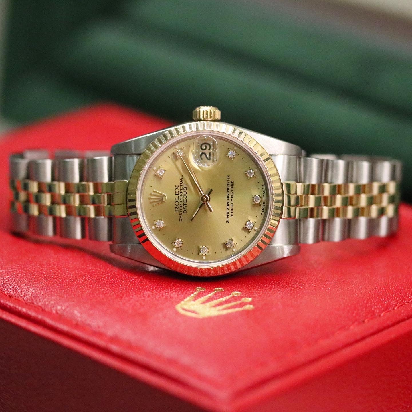 Rolex Datejust 31 ref. 68273 from 1988 in two-tone stainless steel and yellow gold with a factory champagne diamond dial, 31mm case, Jubilee bracelet, sapphire crystal, and automatic movement. Provided in very good condition with a Rolex pouch. Detailed product photos showing the champagne diamond dial, fluted bezel, case, bracelet, clasp, and finishing, offered by Klocksalongen with a 12-month functional warranty.