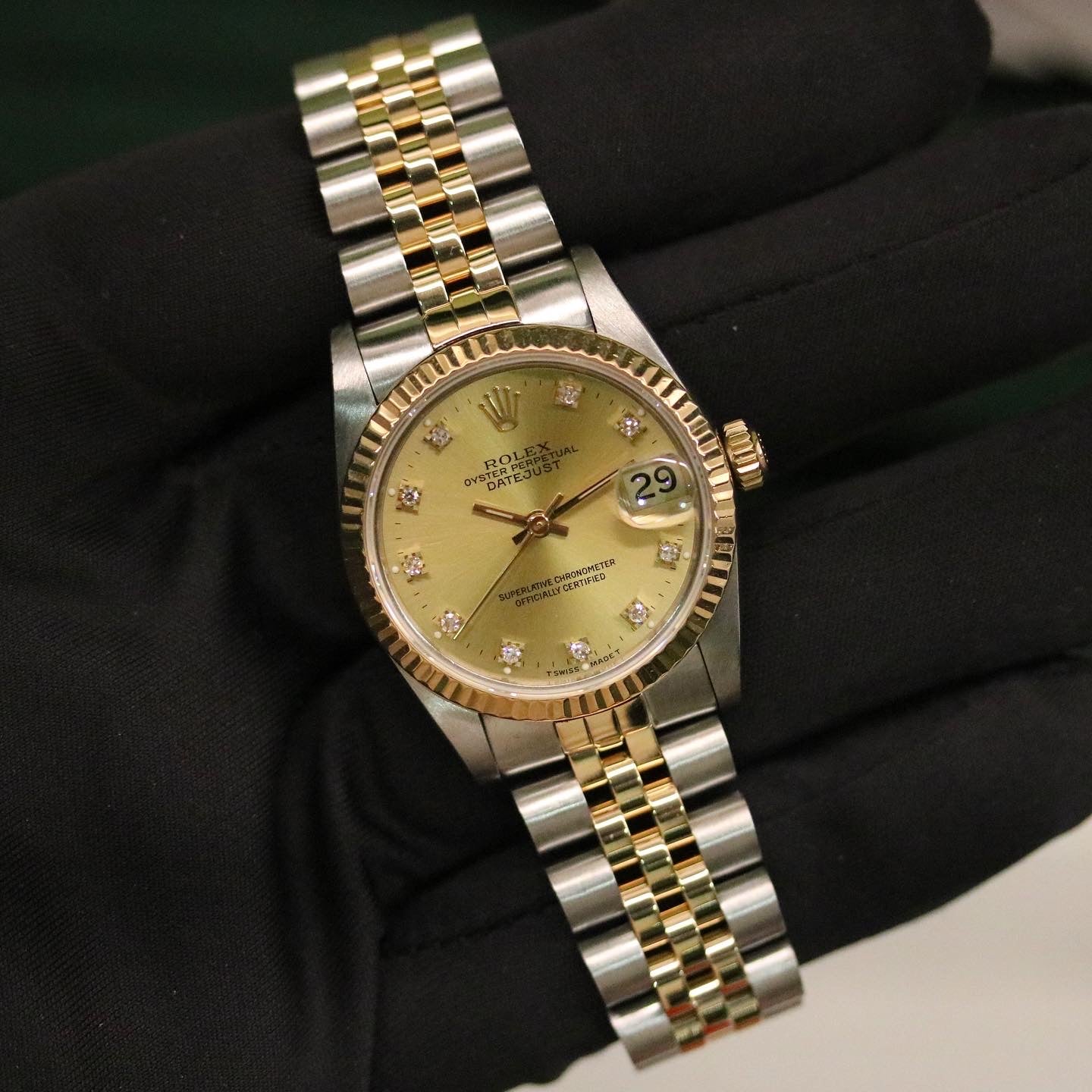 Rolex Datejust 31 ref. 68273 from 1988 in two-tone stainless steel and yellow gold with a factory champagne diamond dial, 31mm case, Jubilee bracelet, sapphire crystal, and automatic movement. Provided in very good condition with a Rolex pouch. Detailed product photos showing the champagne diamond dial, fluted bezel, case, bracelet, clasp, and finishing, offered by Klocksalongen with a 12-month functional warranty.