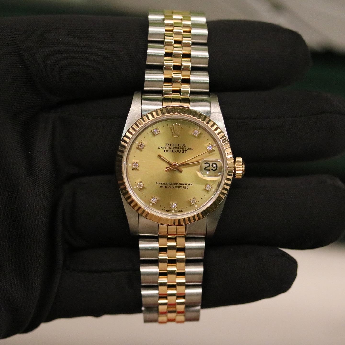 Rolex Datejust 31 ref. 68273 from 1988 in two-tone stainless steel and yellow gold with a factory champagne diamond dial, 31mm case, Jubilee bracelet, sapphire crystal, and automatic movement. Provided in very good condition with a Rolex pouch. Detailed product photos showing the champagne diamond dial, fluted bezel, case, bracelet, clasp, and finishing, offered by Klocksalongen with a 12-month functional warranty.