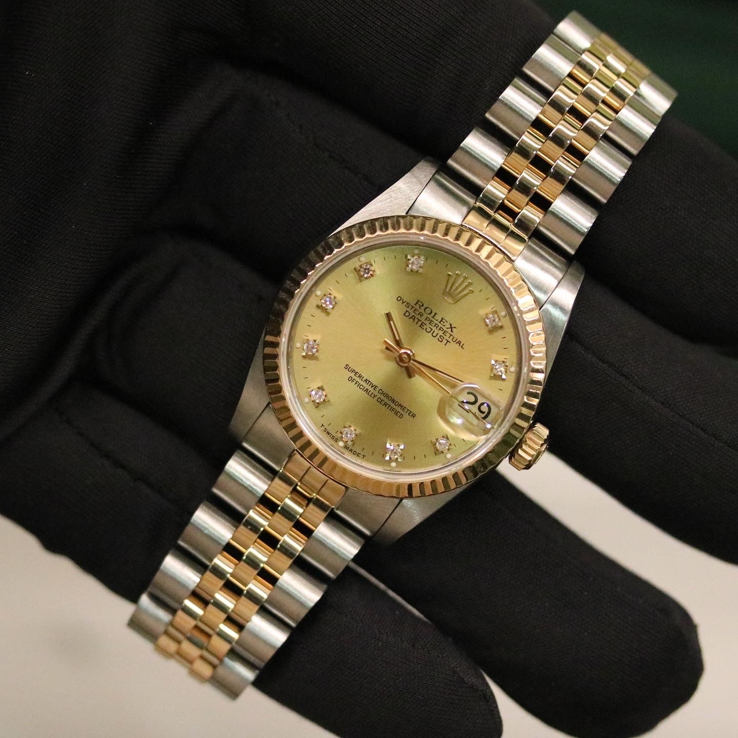 Rolex Datejust 31 ref. 68273 from 1988 in two-tone stainless steel and yellow gold with a factory champagne diamond dial, 31mm case, Jubilee bracelet, sapphire crystal, and automatic movement. Provided in very good condition with a Rolex pouch. Detailed product photos showing the champagne diamond dial, fluted bezel, case, bracelet, clasp, and finishing, offered by Klocksalongen with a 12-month functional warranty.