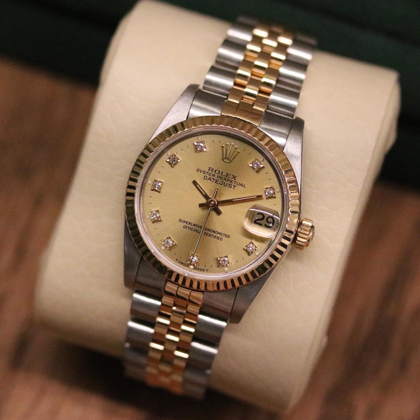 Rolex Datejust 31 ref. 68273 from 1988 in two-tone stainless steel and yellow gold with a factory champagne diamond dial, 31mm case, Jubilee bracelet, sapphire crystal, and automatic movement. Provided in very good condition with a Rolex pouch. Detailed product photos showing the champagne diamond dial, fluted bezel, case, bracelet, clasp, and finishing, offered by Klocksalongen with a 12-month functional warranty.