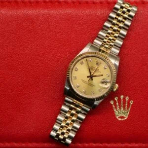 Rolex Datejust 31 ref. 68273 from 1989 in two-tone stainless steel and yellow gold with a factory champagne diamond dial, 31mm case, Jubilee bracelet, sapphire crystal, and automatic movement. Freshly serviced and polished, in very good condition. Complete full set including original 1989 USA certificate, box, booklets, and tag. Detailed product photos showing the diamond-set dial, fluted bezel, case, bracelet, and clasp, offered by Klocksalongen with a 12-month service warranty.
