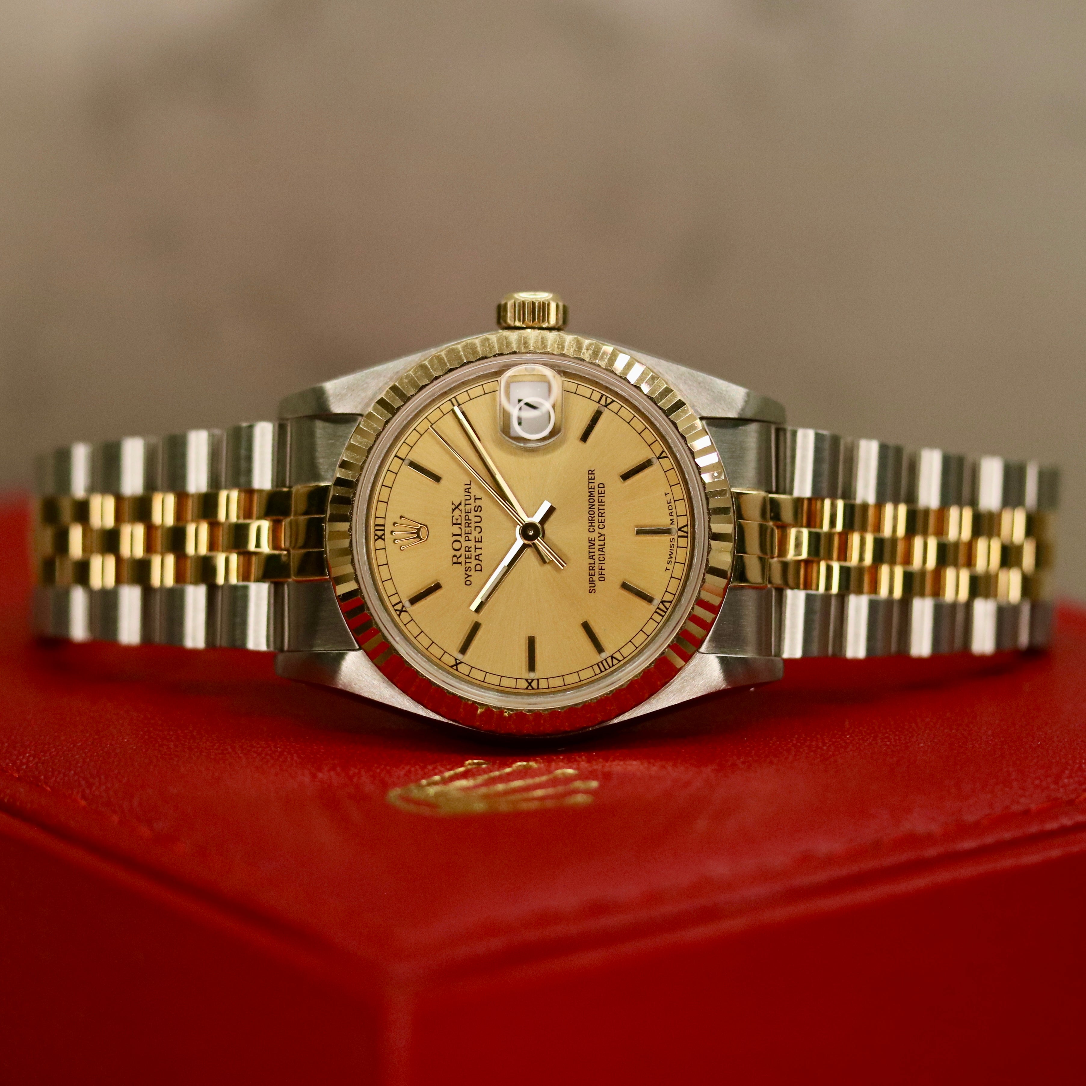 Rolex Datejust 31 ref. 68273 from 1990 in two-tone stainless steel and yellow gold with a factory silver diamond dial, 31mm case, Jubilee bracelet, sapphire crystal, and automatic movement. Unpolished example in extremely good condition with original Spain certificate, box, booklets, and tag. Detailed product photos showing the dial, diamond markers, bezel, case, bracelet, and clasp, available from Klocksalongen with a 12-month functional warranty.