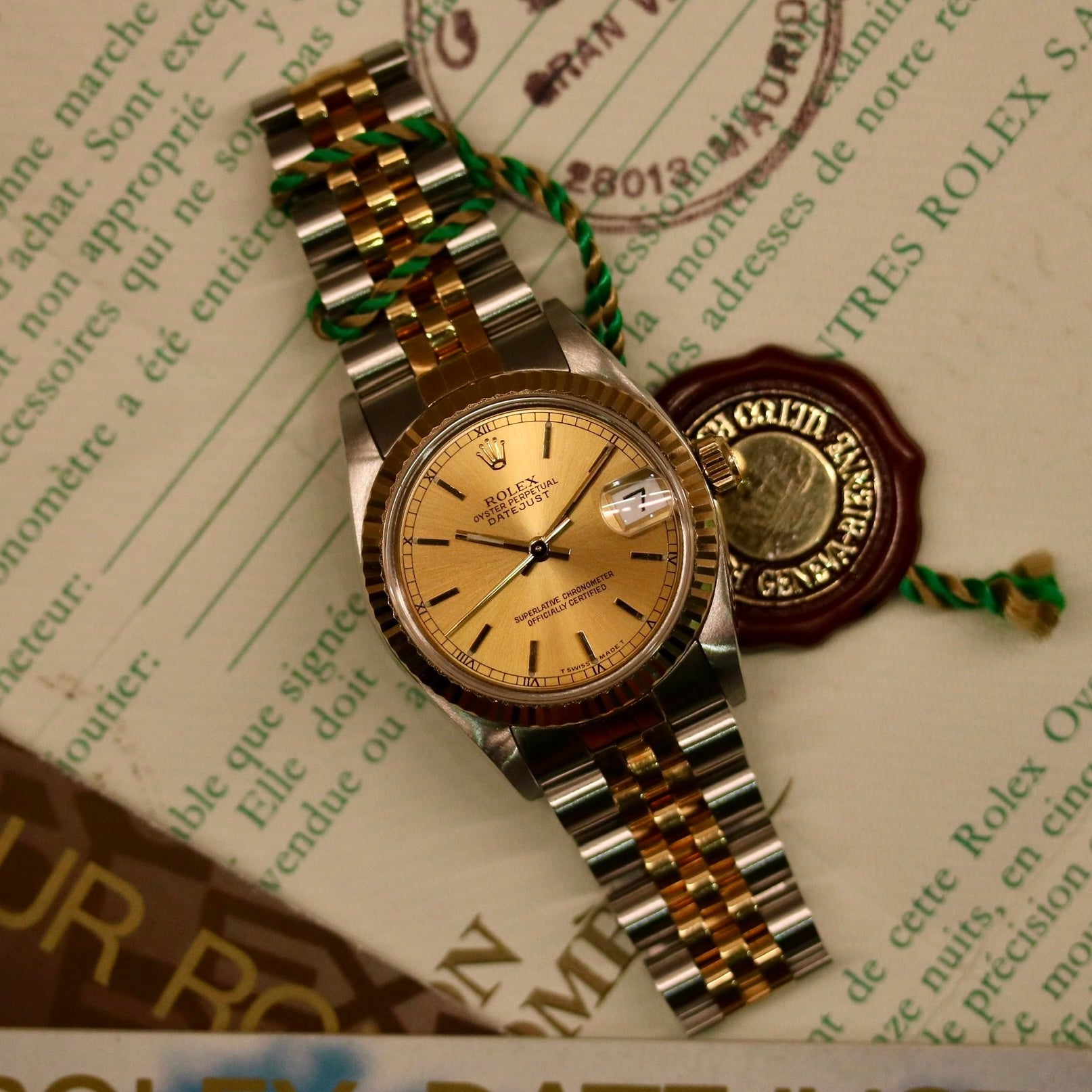 Rolex Datejust 31 ref. 68273 from 1990 in two-tone stainless steel and yellow gold with a factory silver diamond dial, 31mm case, Jubilee bracelet, sapphire crystal, and automatic movement. Unpolished example in extremely good condition with original Spain certificate, box, booklets, and tag. Detailed product photos showing the dial, diamond markers, bezel, case, bracelet, and clasp, available from Klocksalongen with a 12-month functional warranty.