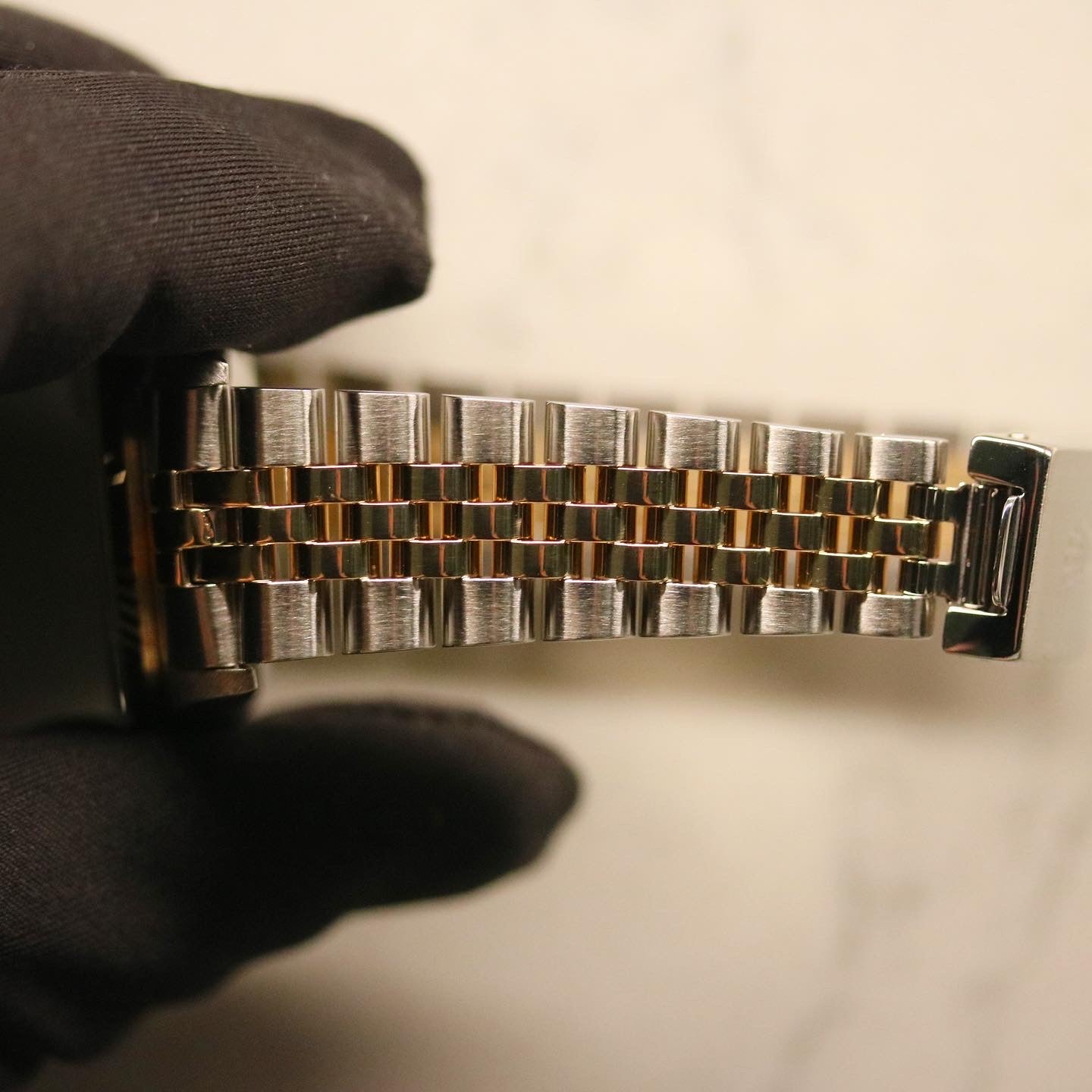 Rolex Datejust 31 ref. 68273 from 1999 in two-tone stainless steel and yellow gold with a factory champagne diamond dial, 31mm case, Jubilee bracelet, sapphire crystal, and automatic movement. Recently serviced and polished, delivered in very good condition with original Japan 1999 certificate, box, booklets, and tag. Detailed product images show the diamond-set dial, fluted bezel, case, bracelet, clasp, and finishing, offered by Klocksalongen with a 12-month service warranty.