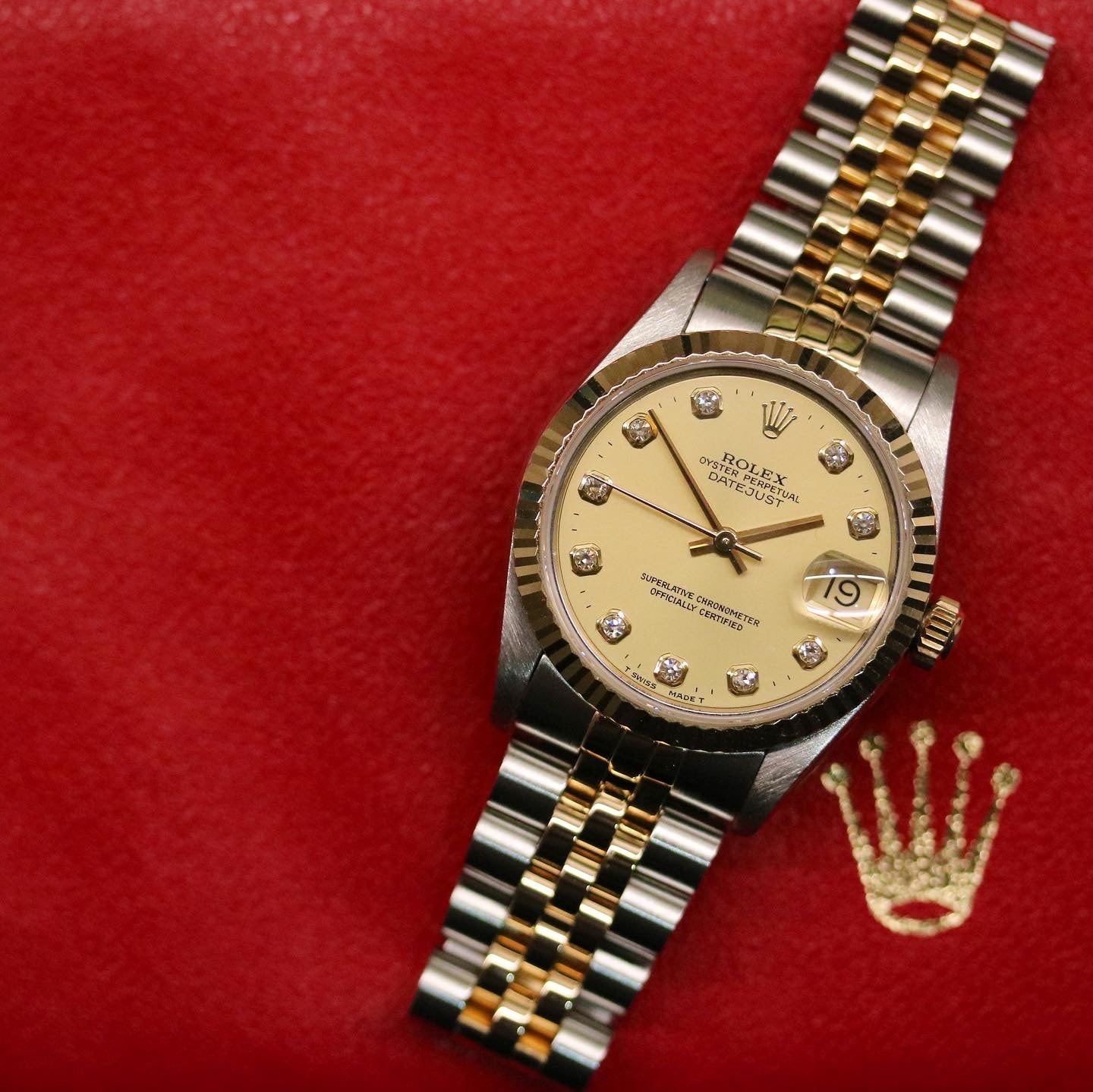 Rolex Datejust 31 ref. 68273 from 1999 in two-tone stainless steel and yellow gold with a factory champagne diamond dial, 31mm case, Jubilee bracelet, sapphire crystal, and automatic movement. Recently serviced and polished, delivered in very good condition with original Japan 1999 certificate, box, booklets, and tag. Detailed product images show the diamond-set dial, fluted bezel, case, bracelet, clasp, and finishing, offered by Klocksalongen with a 12-month service warranty.