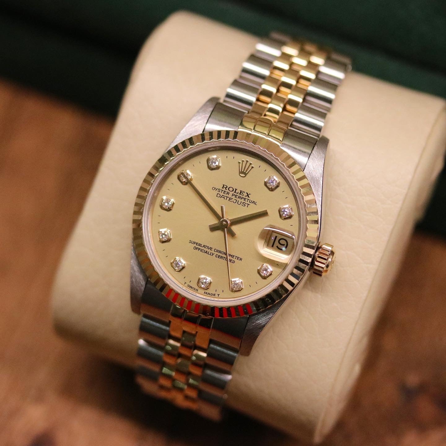 Rolex Datejust 31 ref. 68273 from 1999 in two-tone stainless steel and yellow gold with a factory champagne diamond dial, 31mm case, Jubilee bracelet, sapphire crystal, and automatic movement. Recently serviced and polished, delivered in very good condition with original Japan 1999 certificate, box, booklets, and tag. Detailed product images show the diamond-set dial, fluted bezel, case, bracelet, clasp, and finishing, offered by Klocksalongen with a 12-month service warranty.