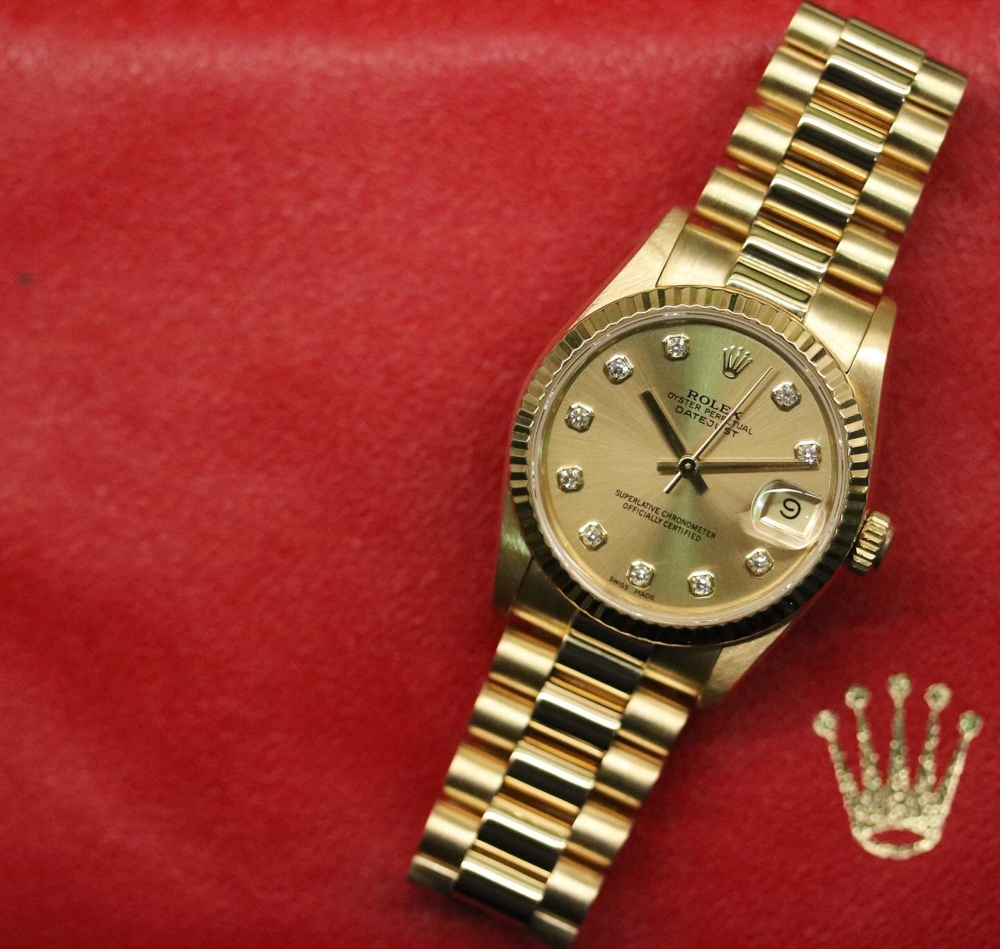 Rolex Datejust 31 ref. 68278 from 1987 in solid yellow gold with a factory champagne diamond dial, 31mm case, President bracelet, sapphire crystal, and automatic movement. Presented in very good condition and complete with original 1987 Italian certificate, box, booklets, and tags. Detailed product photos showing the diamond dial, gold case, bracelet, clasp, and overall finish, available from Klocksalongen with a 12-month functional warranty.