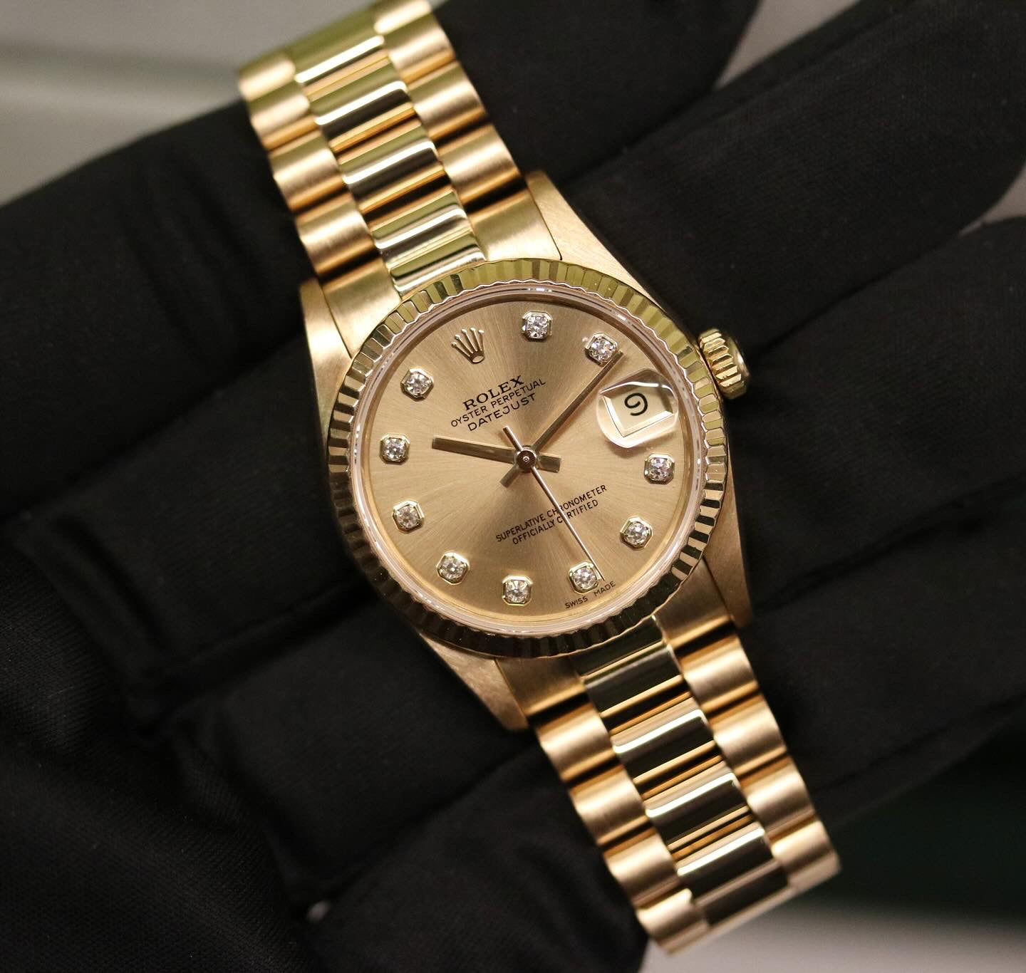 Rolex Datejust 31 ref. 68278 from 1987 in solid yellow gold with a factory champagne diamond dial, 31mm case, President bracelet, sapphire crystal, and automatic movement. Presented in very good condition and complete with original 1987 Italian certificate, box, booklets, and tags. Detailed product photos showing the diamond dial, gold case, bracelet, clasp, and overall finish, available from Klocksalongen with a 12-month functional warranty.