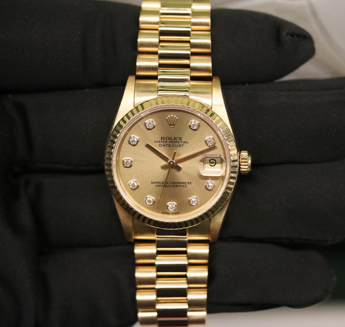 Rolex Datejust 31 ref. 68278 from 1987 in solid yellow gold with a factory champagne diamond dial, 31mm case, President bracelet, sapphire crystal, and automatic movement. Presented in very good condition and complete with original 1987 Italian certificate, box, booklets, and tags. Detailed product photos showing the diamond dial, gold case, bracelet, clasp, and overall finish, available from Klocksalongen with a 12-month functional warranty.