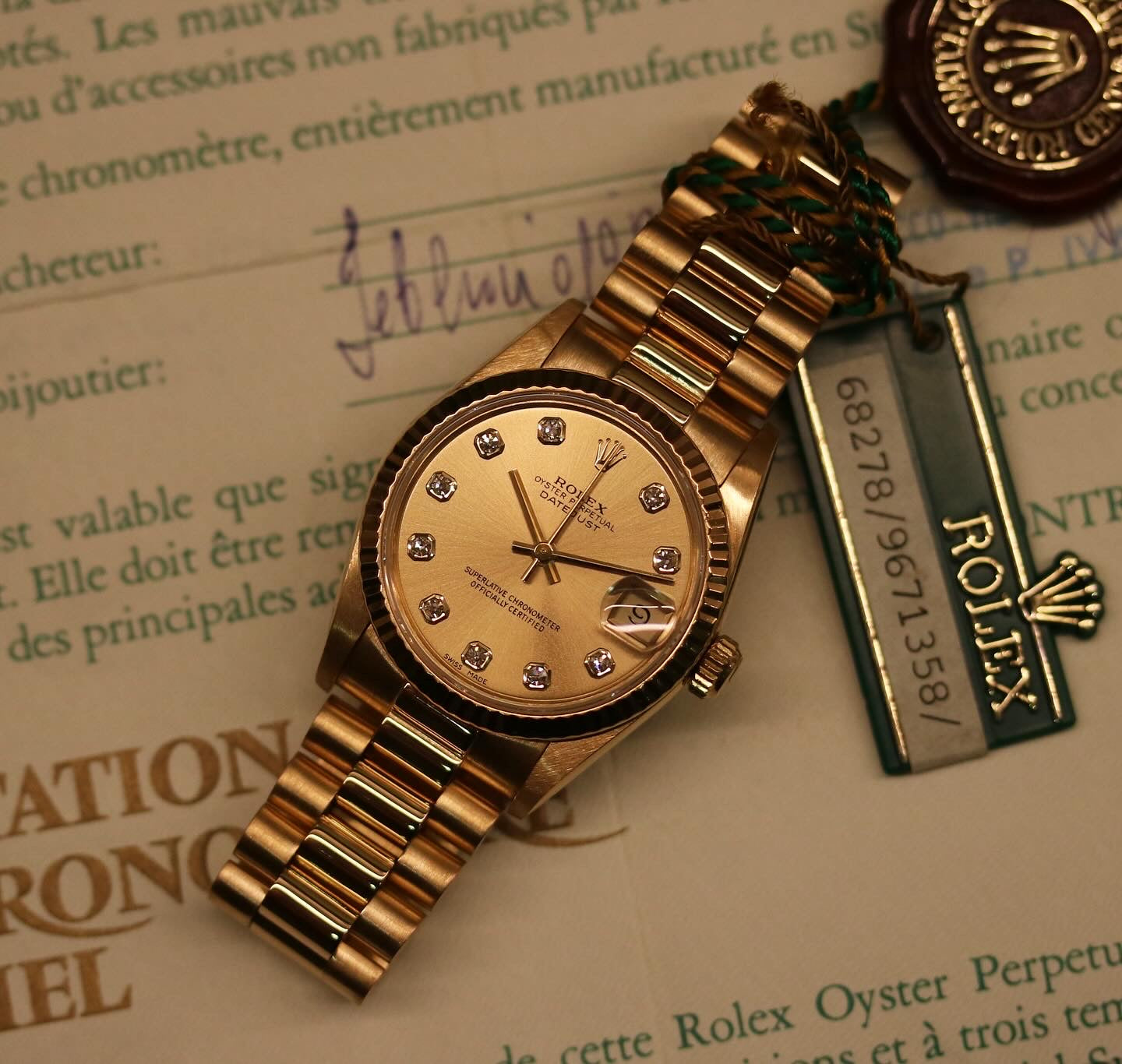 Rolex Datejust 31 ref. 68278 from 1987 in solid yellow gold with a factory champagne diamond dial, 31mm case, President bracelet, sapphire crystal, and automatic movement. Presented in very good condition and complete with original 1987 Italian certificate, box, booklets, and tags. Detailed product photos showing the diamond dial, gold case, bracelet, clasp, and overall finish, available from Klocksalongen with a 12-month functional warranty.