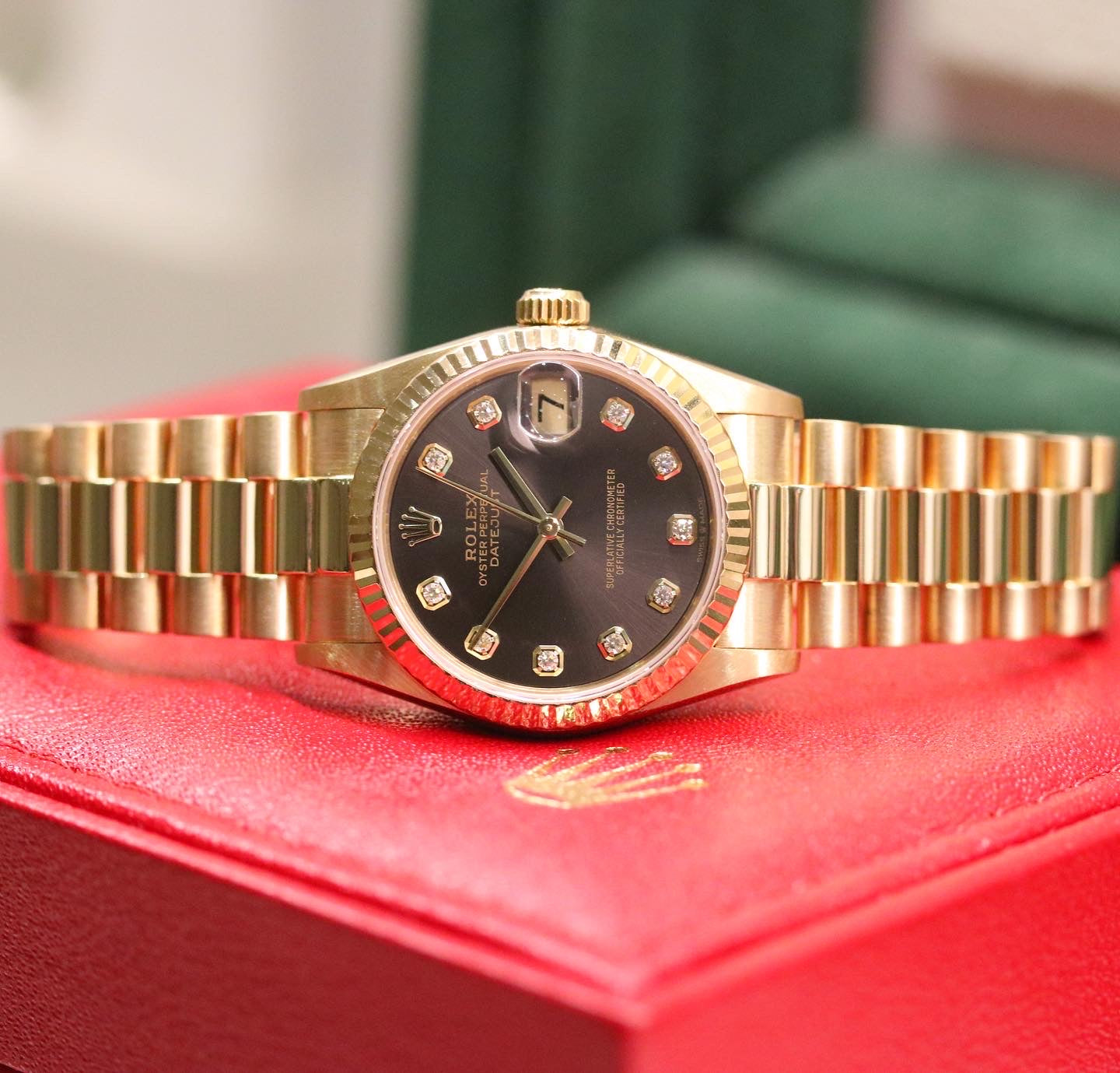 Rolex Datejust 31 ref. 68278 from 1989 in solid yellow gold with a rare factory chocolate/dark grey diamond dial (2020 version), 31mm case, President bracelet, sapphire crystal, and automatic movement. Presented in superb condition and complete with original Italy 1989 certificate, box, booklets, and tag. Detailed photos showing the upgraded dial, diamond markers, gold bezel, case, bracelet, and clasp, offered by Klocksalongen with a 12-month functional warranty.