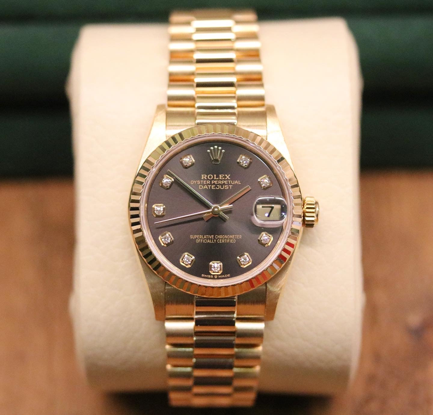 Rolex Datejust 31 ref. 68278 from 1989 in solid yellow gold with a rare factory chocolate/dark grey diamond dial (2020 version), 31mm case, President bracelet, sapphire crystal, and automatic movement. Presented in superb condition and complete with original Italy 1989 certificate, box, booklets, and tag. Detailed photos showing the upgraded dial, diamond markers, gold bezel, case, bracelet, and clasp, offered by Klocksalongen with a 12-month functional warranty.