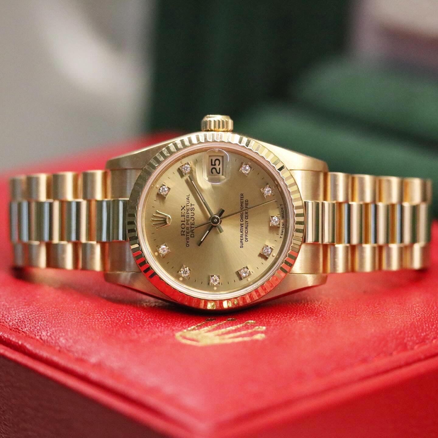 Rolex Datejust 31 ref. 68278 from 1991 in solid yellow gold with a factory champagne diamond dial, 31mm case, President bracelet, sapphire crystal, and automatic movement. Presented in very good condition with Klocksalongen authenticity certificate and packaging. Detailed product photos show the champagne diamond dial, gold case, bracelet, clasp, and finishing, offered by Klocksalongen with a 12-month functional warranty.