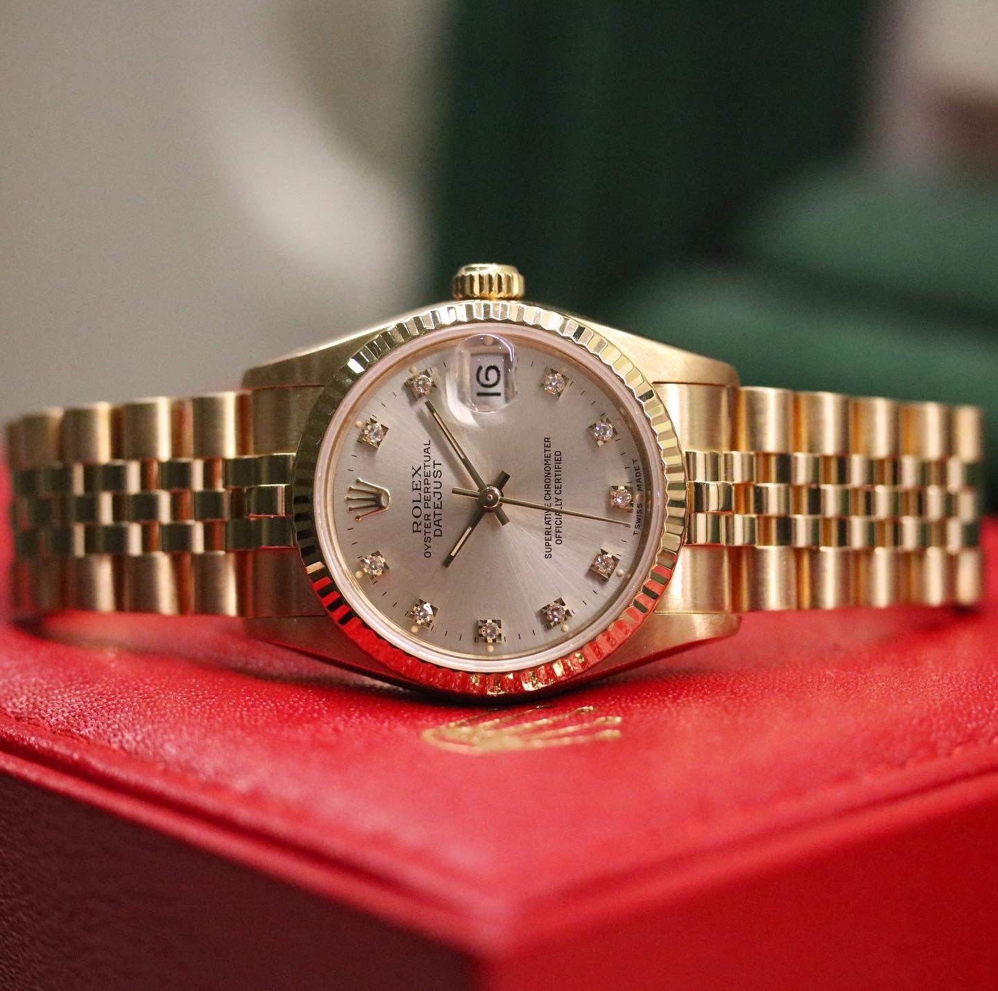 Rolex Datejust 31 ref. 68278 from 1991 in solid yellow gold with a factory silver diamond dial, 31mm case, President bracelet, sapphire crystal, and automatic movement. Presented in very good condition with Klocksalongen authenticity certificate and packaging. Detailed product photos showing the diamond-set dial, gold case, bracelet, clasp, and overall finish, offered with a 12-month functional warranty.