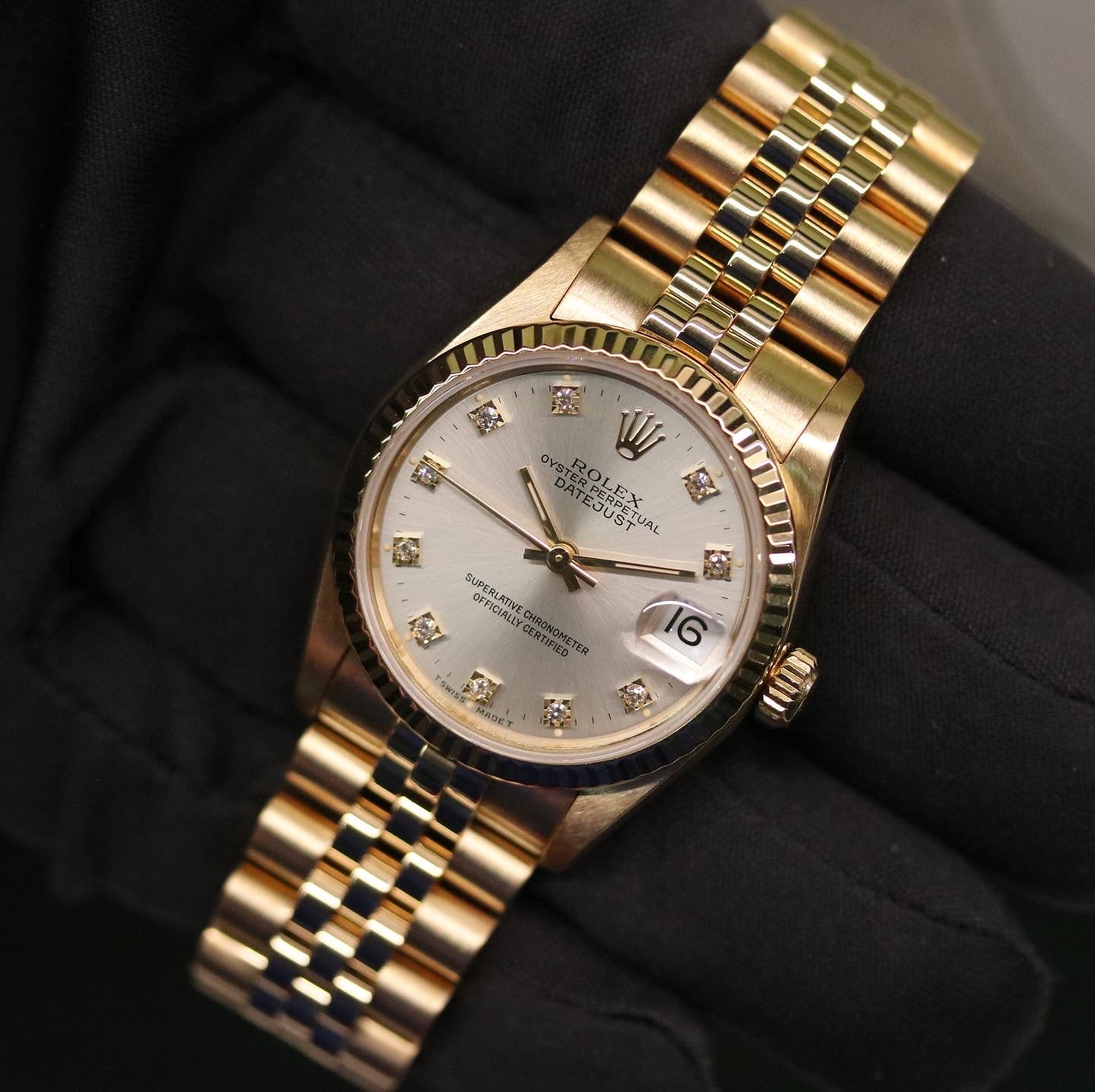 Rolex Datejust 31 ref. 68278 from 1991 in solid yellow gold with a factory silver diamond dial, 31mm case, President bracelet, sapphire crystal, and automatic movement. Presented in very good condition with Klocksalongen authenticity certificate and packaging. Detailed product photos showing the diamond-set dial, gold case, bracelet, clasp, and overall finish, offered with a 12-month functional warranty.