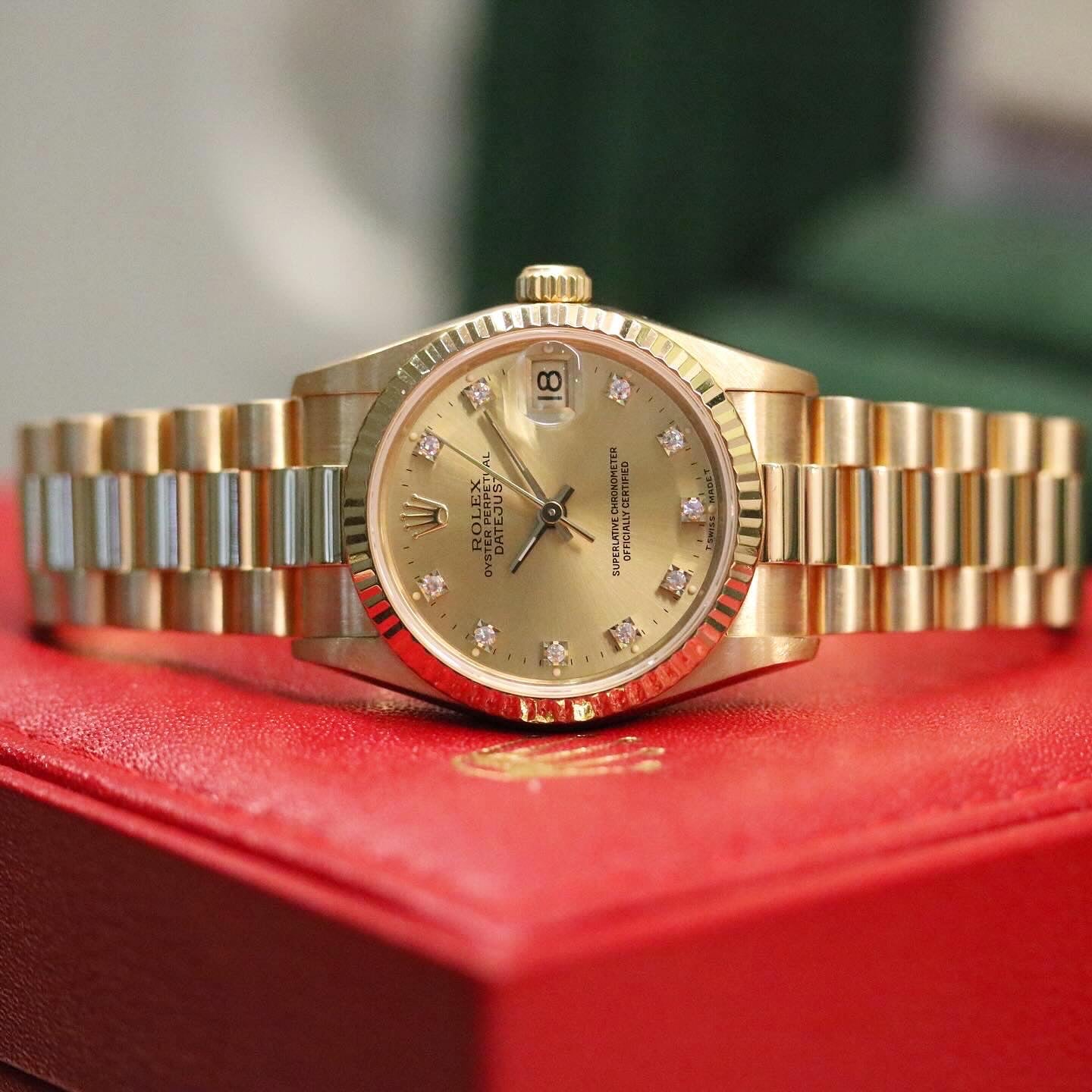 Rolex Datejust 31 ref. 68278 from 1992 in solid yellow gold with a factory champagne diamond dial, 31mm case, President bracelet, sapphire crystal, and automatic movement. Top-condition example, complete with original Spain 1992 certificate, box, booklets, and tag. Detailed product images showing the champagne diamond dial, gold bezel, case, bracelet links, and clasp, offered by Klocksalongen with a 12-month functional warranty.