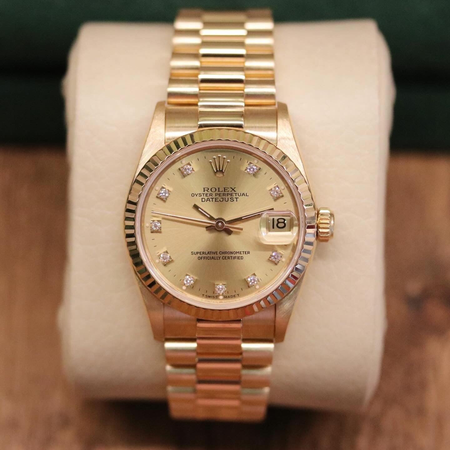Rolex Datejust 31 ref. 68278 from 1992 in solid yellow gold with a factory champagne diamond dial, 31mm case, President bracelet, sapphire crystal, and automatic movement. Top-condition example, complete with original Spain 1992 certificate, box, booklets, and tag. Detailed product images showing the champagne diamond dial, gold bezel, case, bracelet links, and clasp, offered by Klocksalongen with a 12-month functional warranty.