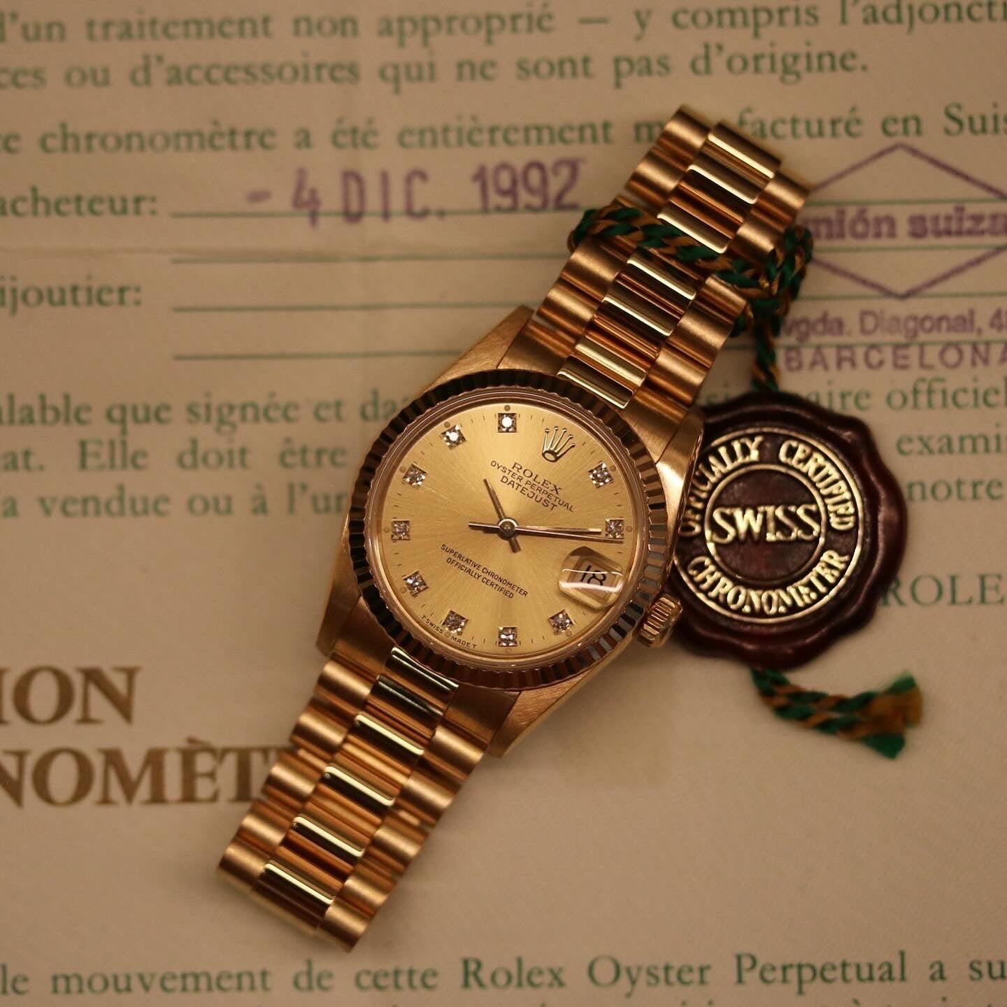 Rolex Datejust 31 ref. 68278 from 1992 in solid yellow gold with a factory champagne diamond dial, 31mm case, President bracelet, sapphire crystal, and automatic movement. Top-condition example, complete with original Spain 1992 certificate, box, booklets, and tag. Detailed product images showing the champagne diamond dial, gold bezel, case, bracelet links, and clasp, offered by Klocksalongen with a 12-month functional warranty.
