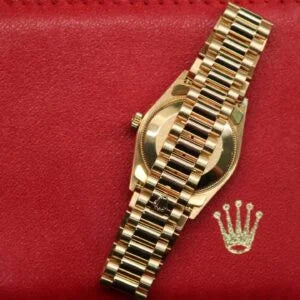 Rolex Datejust 31 ref. 78278 from 1999 in solid yellow gold with a factory silver big diamond dial, 31mm case, President bracelet, sapphire crystal, and automatic movement. Very good condition, freshly serviced and polished, accompanied by a Rolex pouch and Klocksalongen authenticity certificate. Detailed product images showing the large diamond hour markers, gold case, bracelet, clasp, and overall finishing, offered by Klocksalongen with a 12-month service warranty.