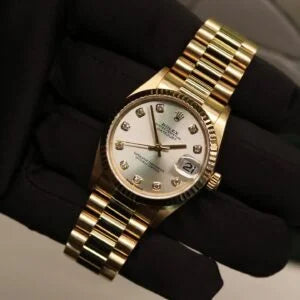 Rolex Datejust 31 ref. 78278 from 1999 in solid yellow gold with a factory silver big diamond dial, 31mm case, President bracelet, sapphire crystal, and automatic movement. Very good condition, freshly serviced and polished, accompanied by a Rolex pouch and Klocksalongen authenticity certificate. Detailed product images showing the large diamond hour markers, gold case, bracelet, clasp, and overall finishing, offered by Klocksalongen with a 12-month service warranty.