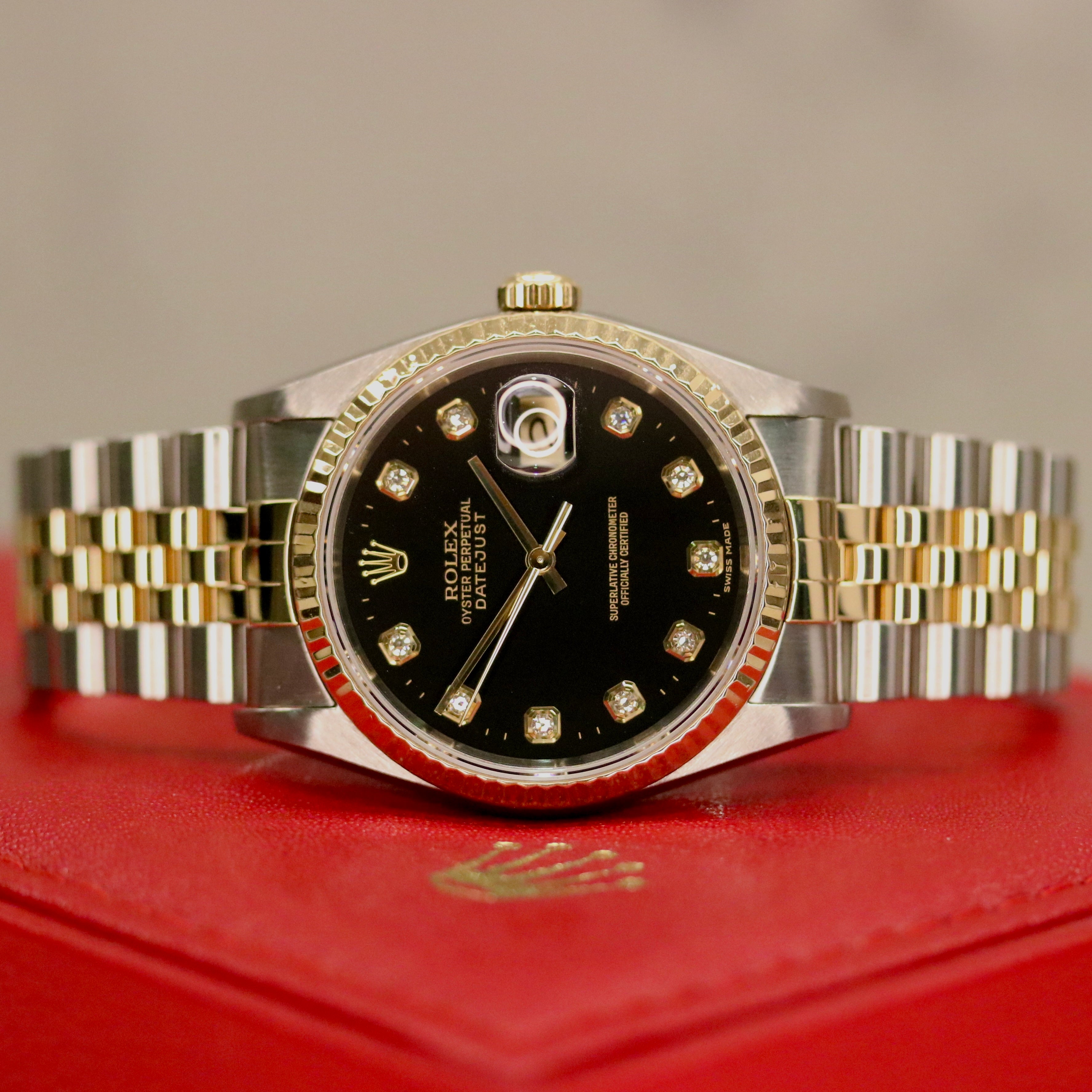 Rolex Datejust 36 ref. 16233 from 2000 in gold and steel with a factory black diamond dial, 36mm case, Jubilee bracelet, sapphire crystal, and automatic movement; detailed product photos showing the case, dial, bracelet, and overall very good condition, offered by Klocksalongen with polishing and 12-month functional warranty.