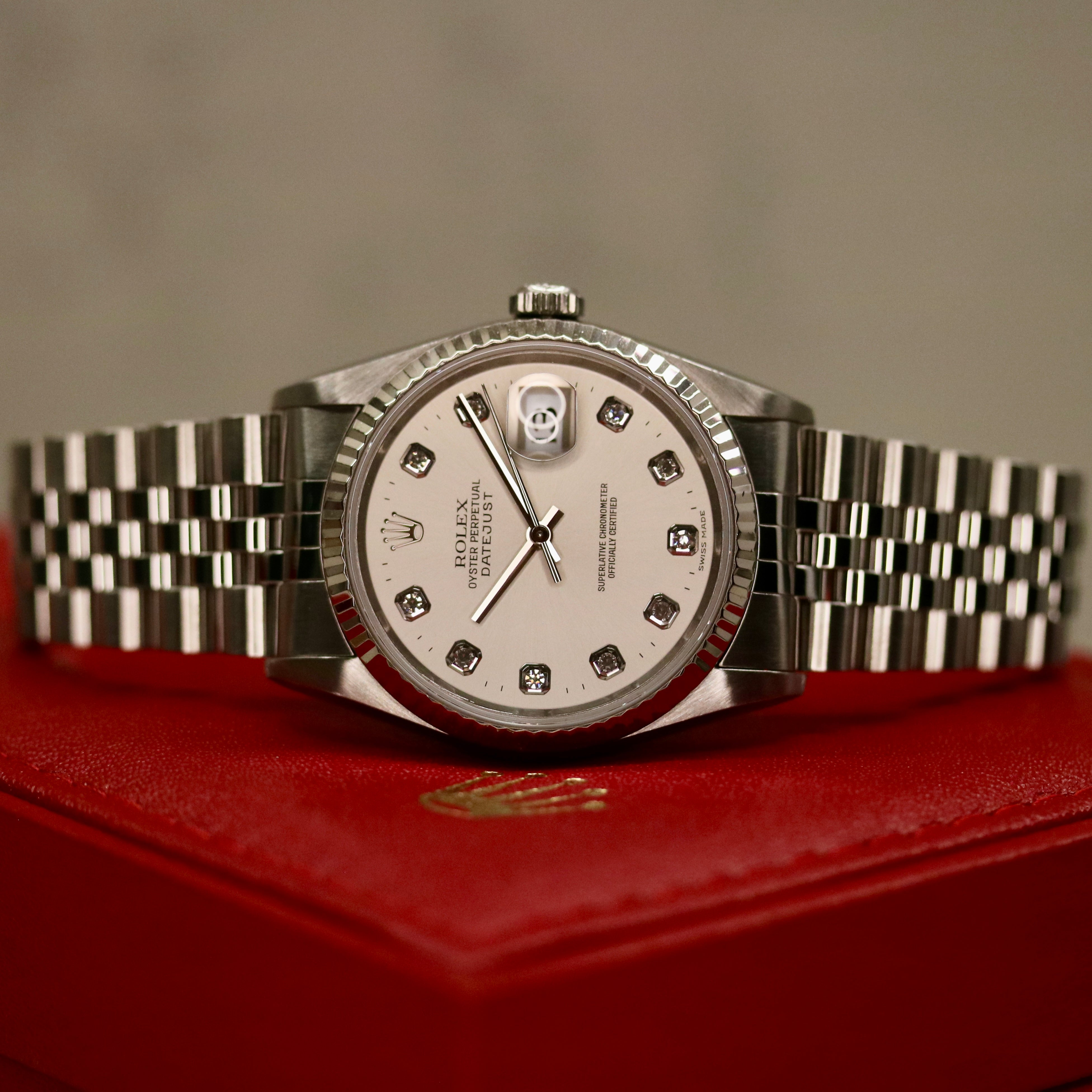 Rolex Datejust 36 ref. 16234 from 1996 featuring a white-gold fluted bezel, stainless-steel case and bracelet, factory silver diamond dial, sapphire crystal, and automatic movement; high-quality photos showing the dial details, bezel, case condition, bracelet, and finishing. Offered by Klocksalongen with authenticity certificate, packaging, and 12-month functional warranty.