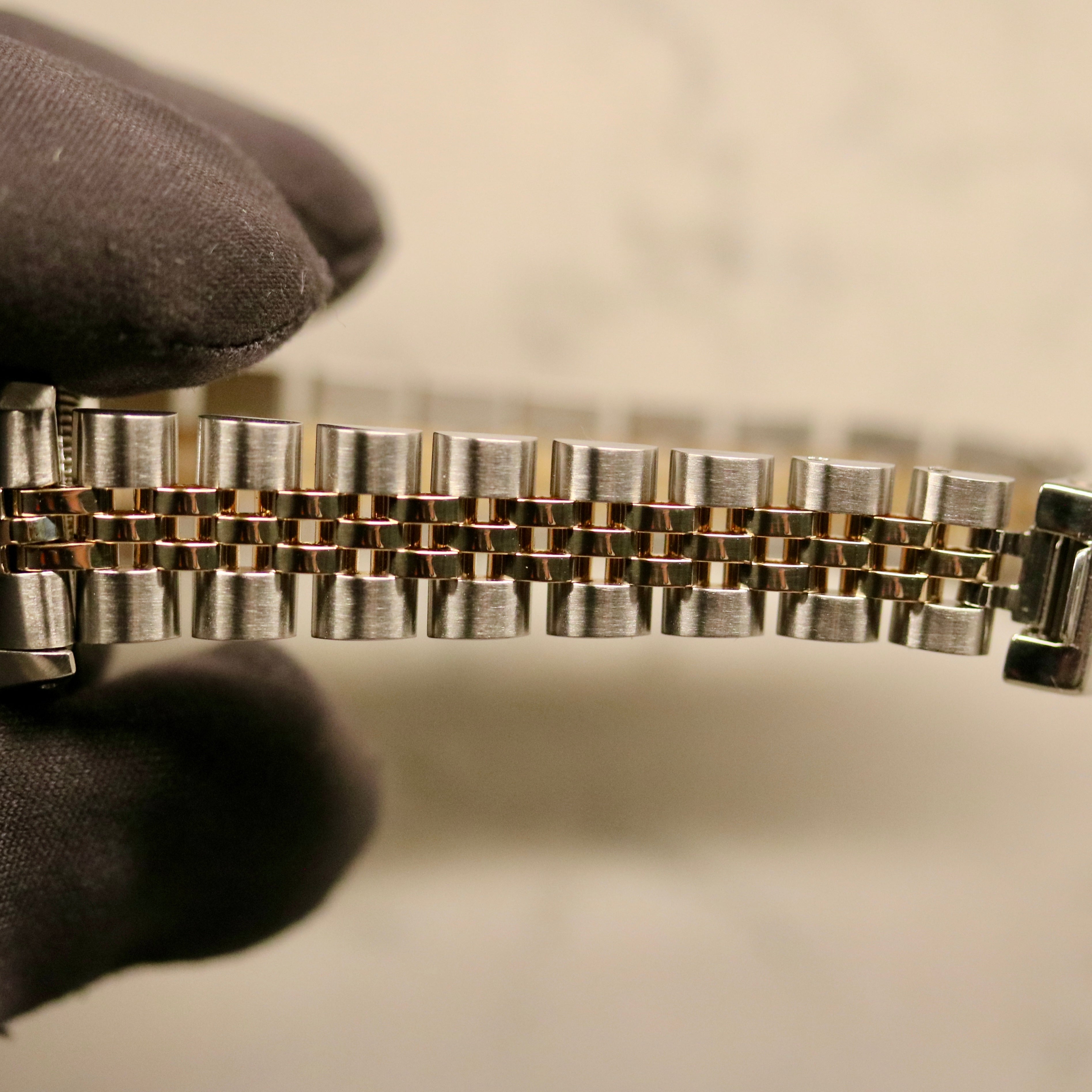 Rolex Lady-Datejust 26 ref. 69173 from 1986 in two-tone stainless steel and yellow gold with a champagne dial, 26mm case, Jubilee bracelet, sapphire crystal, and automatic movement. Recently polished and presented in good condition with Klocksalongen authenticity certificate and packaging. Detailed photos show the champagne dial, gold fluted bezel, case, bracelet, and clasp, offered with a 12-month functional warranty.