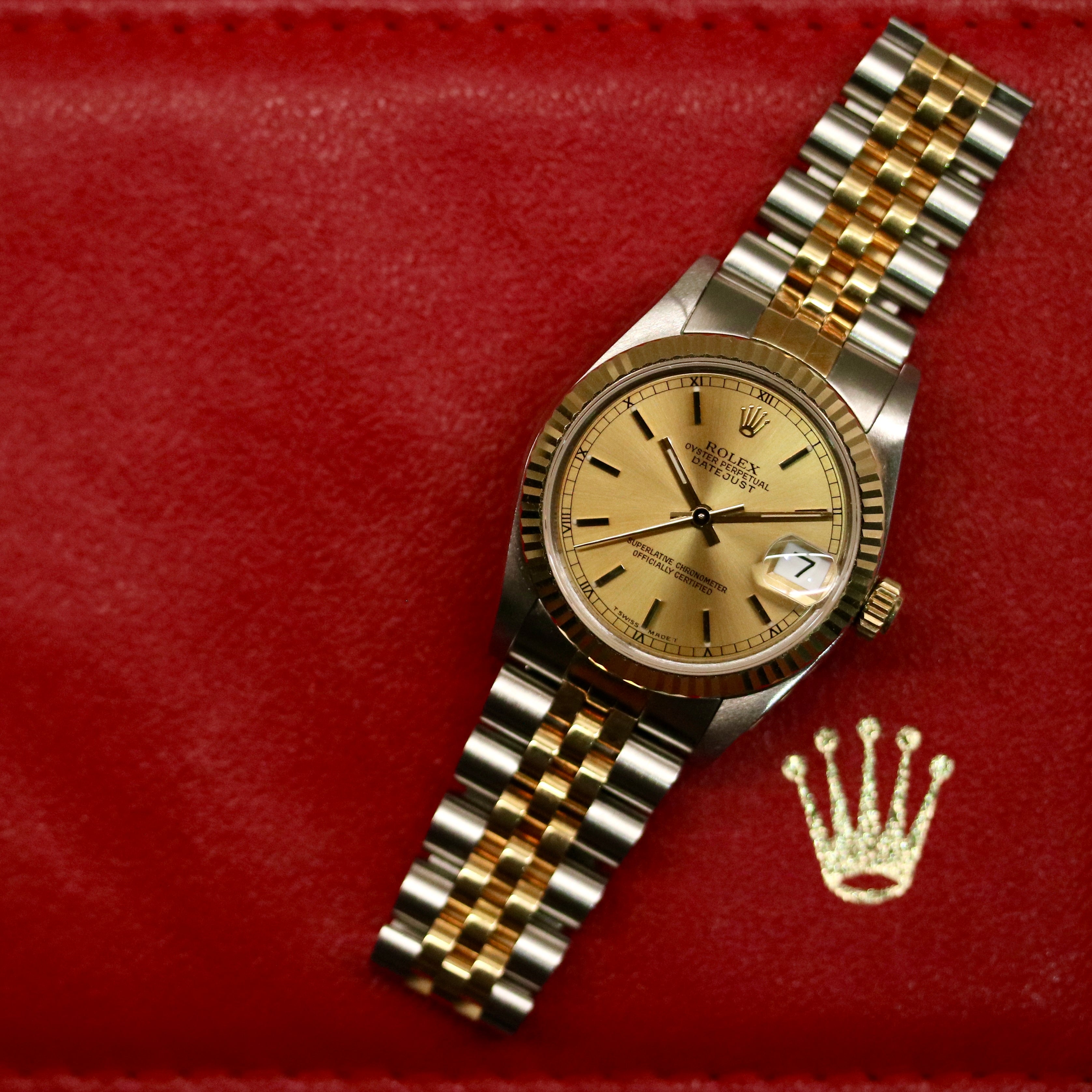 Rolex Datejust 31 ref. 68273 from 1990 in two-tone stainless steel and yellow gold with a factory silver diamond dial, 31mm case, Jubilee bracelet, sapphire crystal, and automatic movement. Unpolished example in extremely good condition with original Spain certificate, box, booklets, and tag. Detailed product photos showing the dial, diamond markers, bezel, case, bracelet, and clasp, available from Klocksalongen with a 12-month functional warranty.
