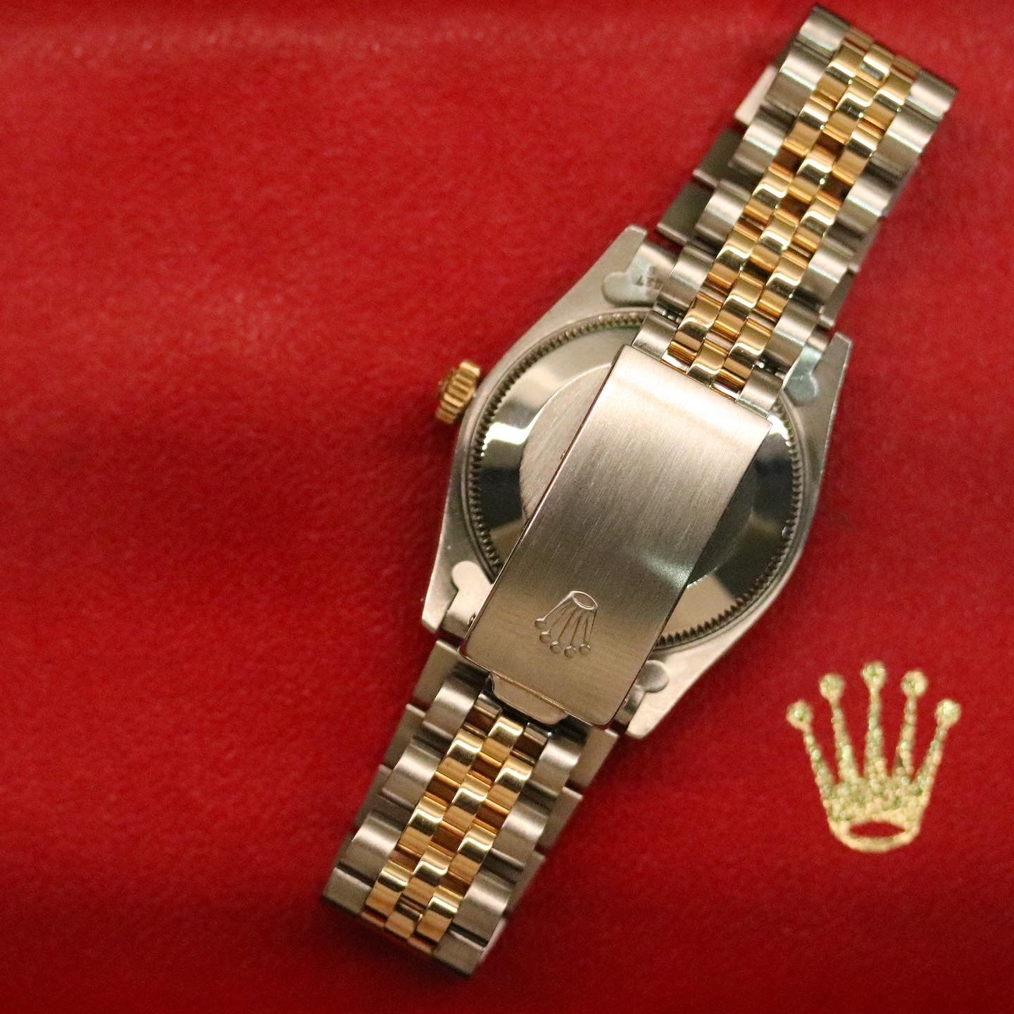 Rolex Datejust 31 ref. 68273 from 1988 in two-tone stainless steel and yellow gold with a factory champagne diamond dial, 31mm case, Jubilee bracelet, sapphire crystal, and automatic movement. Provided in very good condition with a Rolex pouch. Detailed product photos showing the champagne diamond dial, fluted bezel, case, bracelet, clasp, and finishing, offered by Klocksalongen with a 12-month functional warranty.