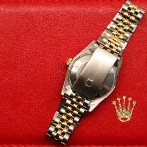 Rolex Datejust 31 ref. 68273 from 1989 in two-tone stainless steel and yellow gold with a factory champagne diamond dial, 31mm case, Jubilee bracelet, sapphire crystal, and automatic movement. Freshly serviced and polished, in very good condition. Complete full set including original 1989 USA certificate, box, booklets, and tag. Detailed product photos showing the diamond-set dial, fluted bezel, case, bracelet, and clasp, offered by Klocksalongen with a 12-month service warranty.