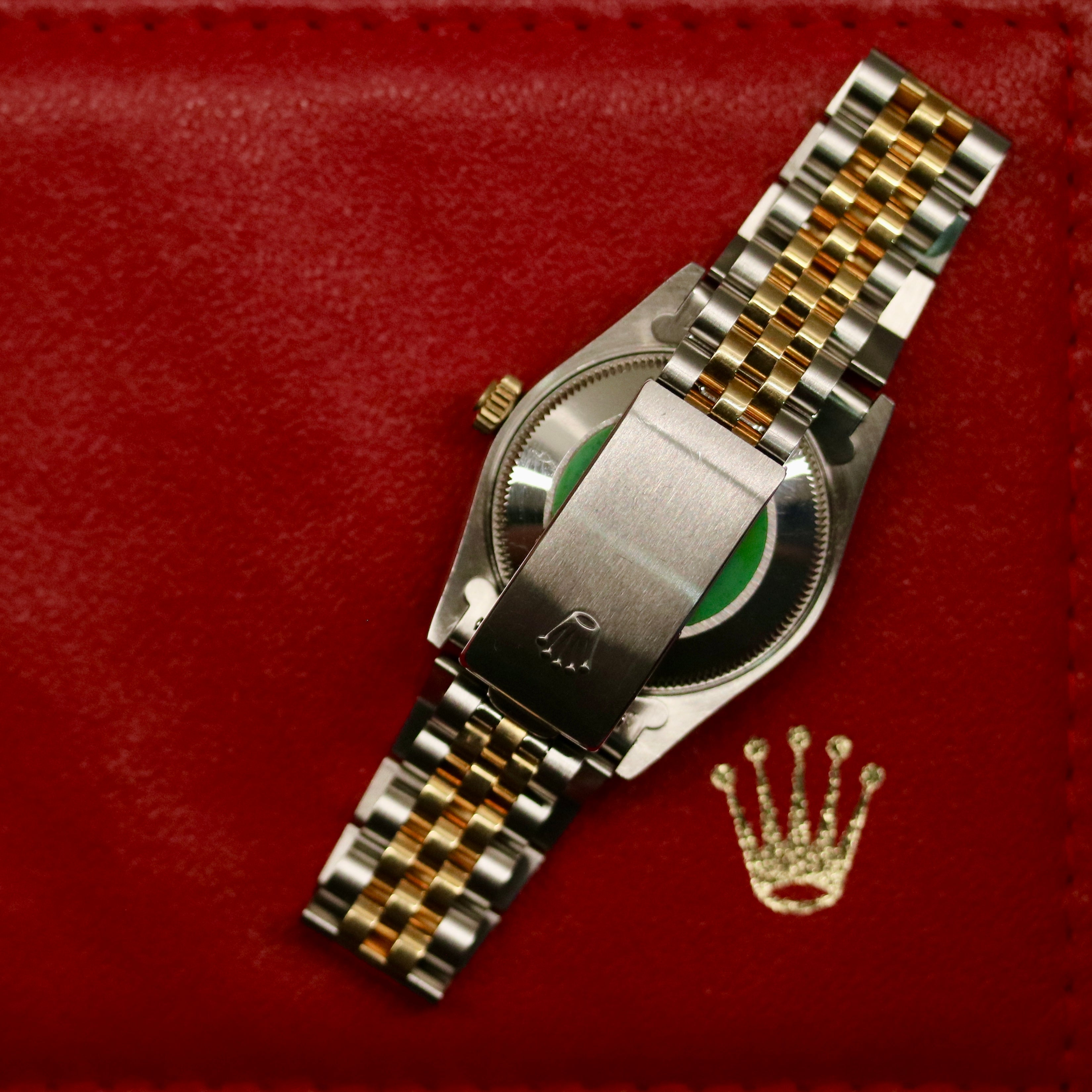 Rolex Datejust 31 ref. 68273 from 1990 in two-tone stainless steel and yellow gold with a factory silver diamond dial, 31mm case, Jubilee bracelet, sapphire crystal, and automatic movement. Unpolished example in extremely good condition with original Spain certificate, box, booklets, and tag. Detailed product photos showing the dial, diamond markers, bezel, case, bracelet, and clasp, available from Klocksalongen with a 12-month functional warranty.